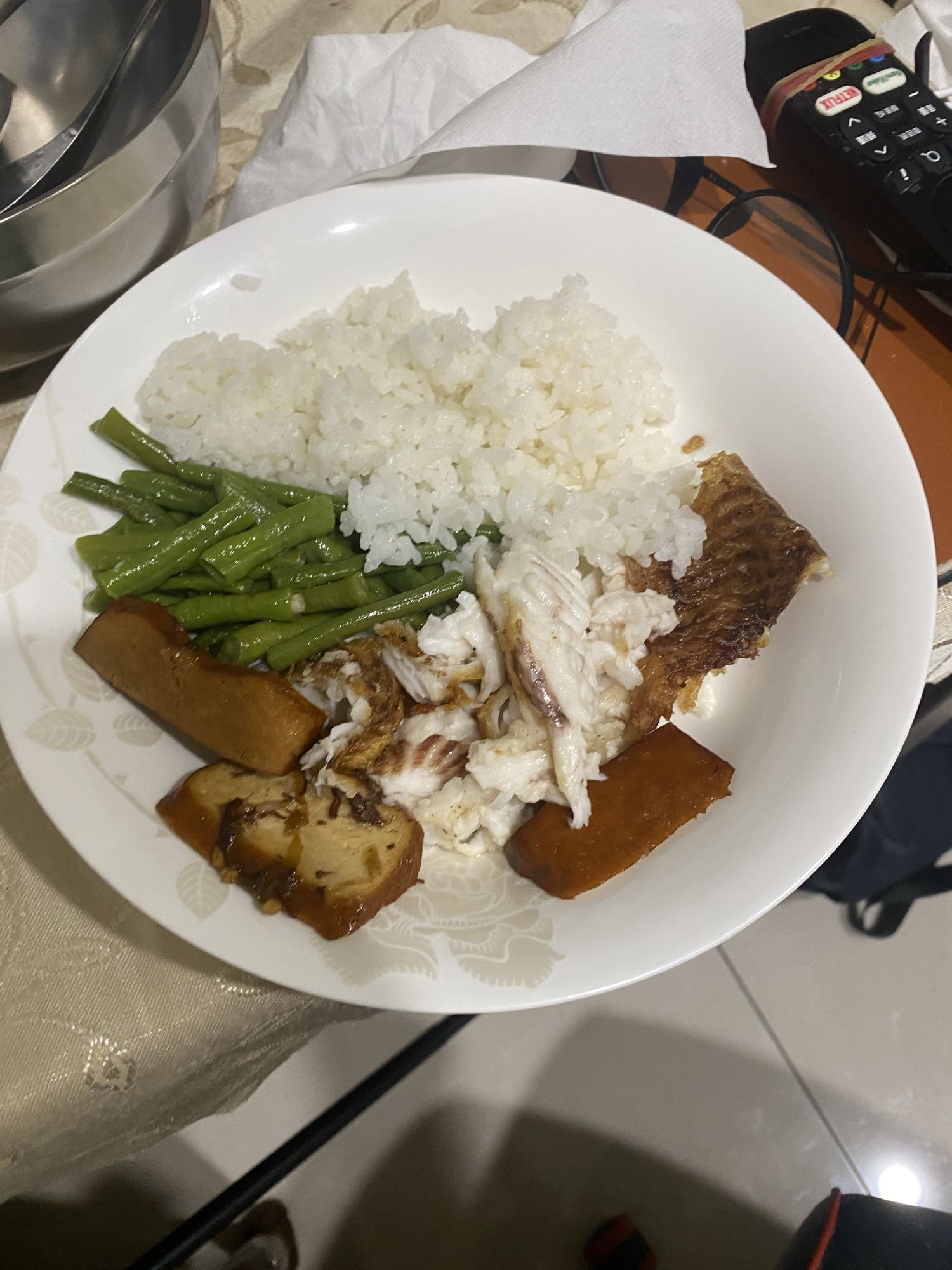 白饭鱼肉蔬菜拼盘