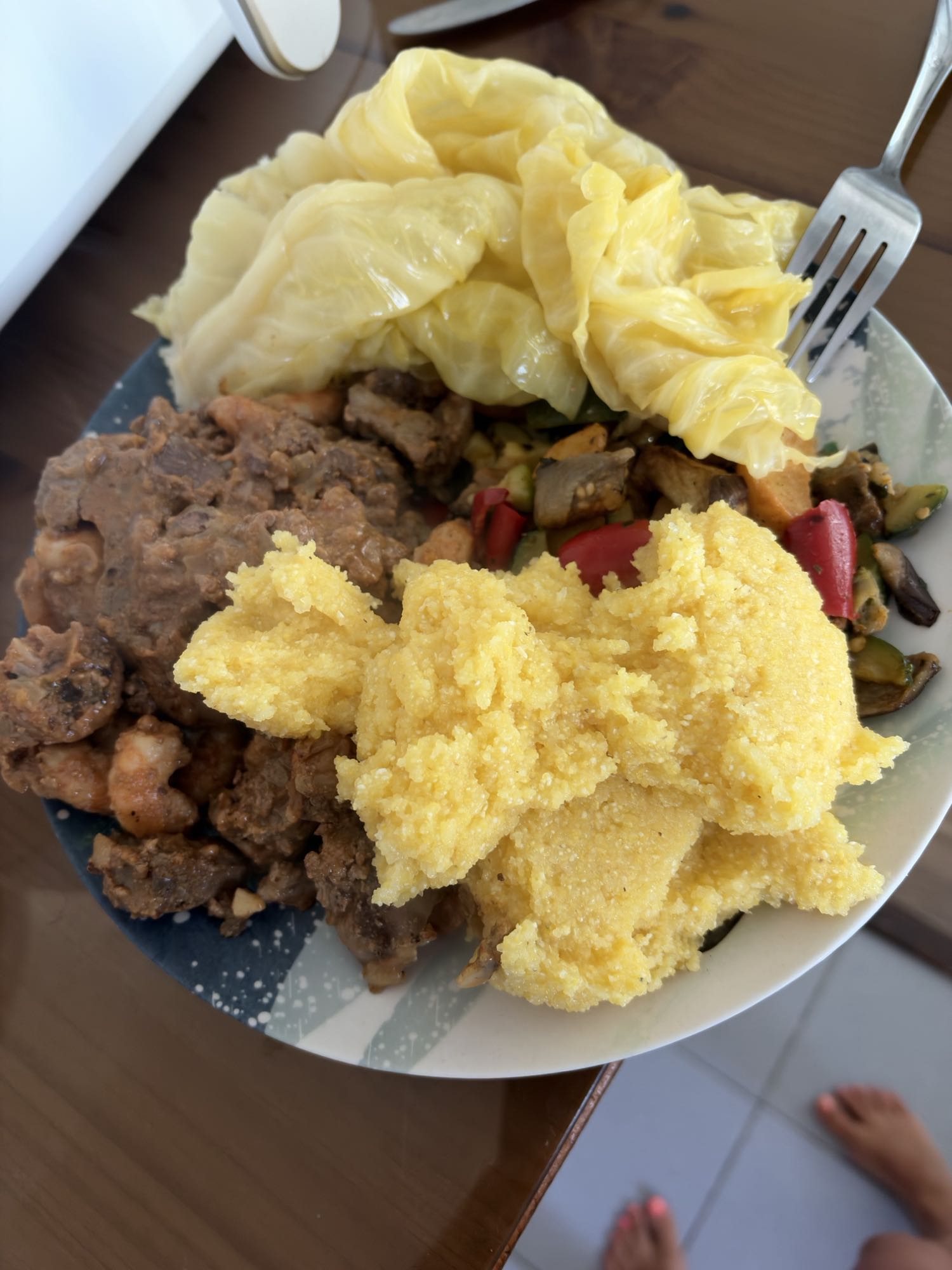 Ficăței de pui cu creveți, mix de legume, mămăligă și varză murată