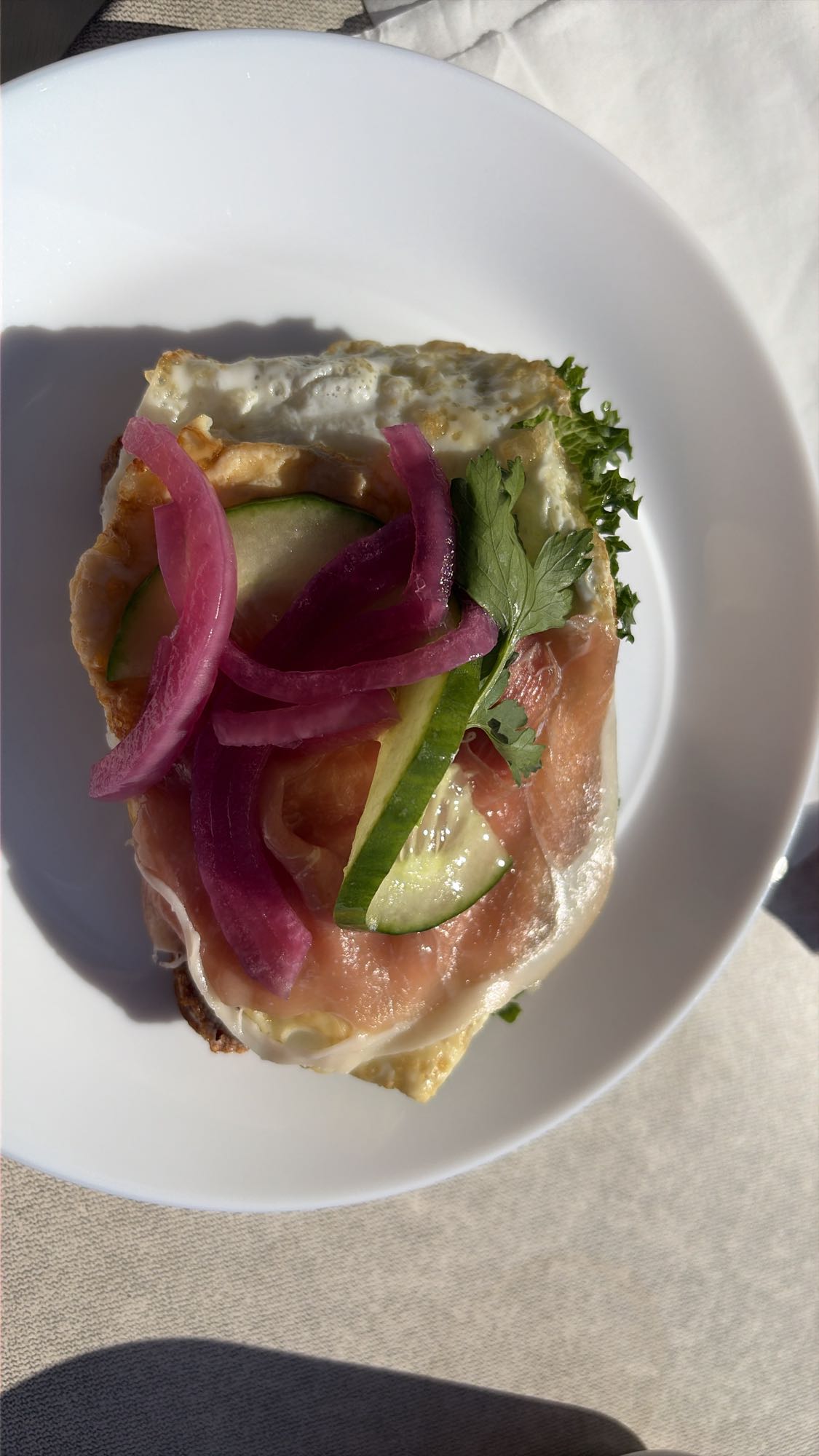 Smörgås med lax och ägg
