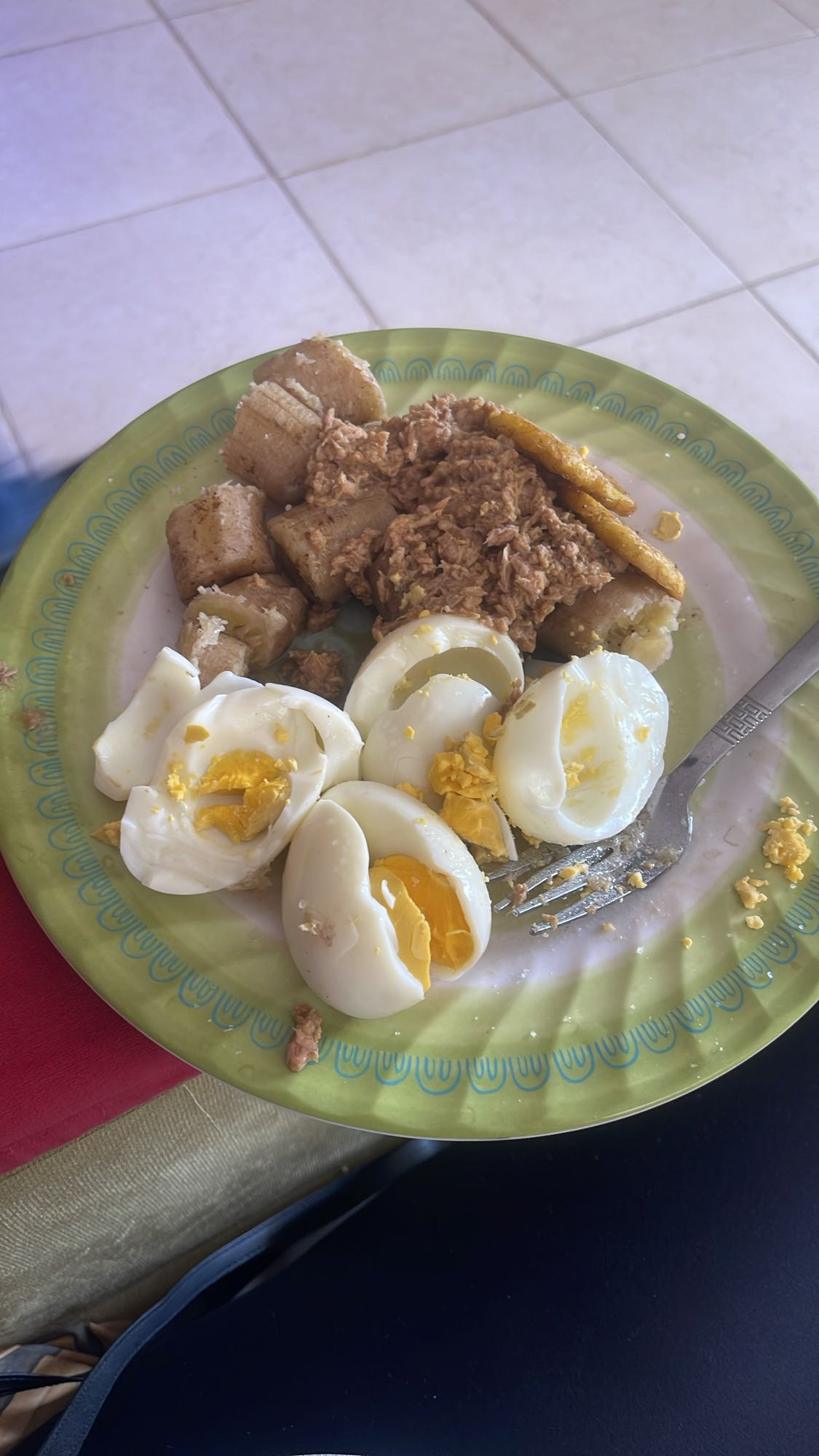 Huevos con atún y yuca