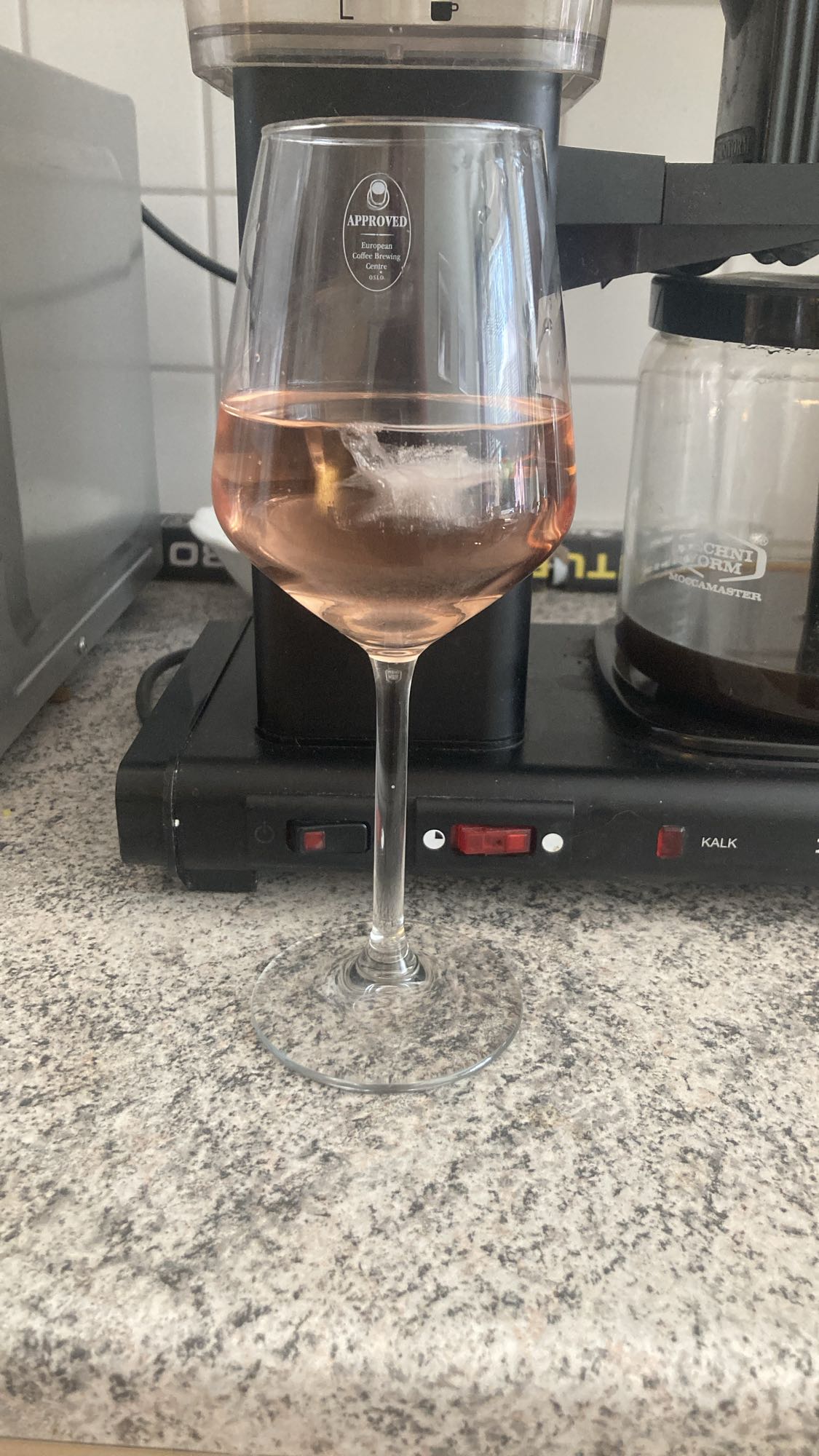 Rosévin med is