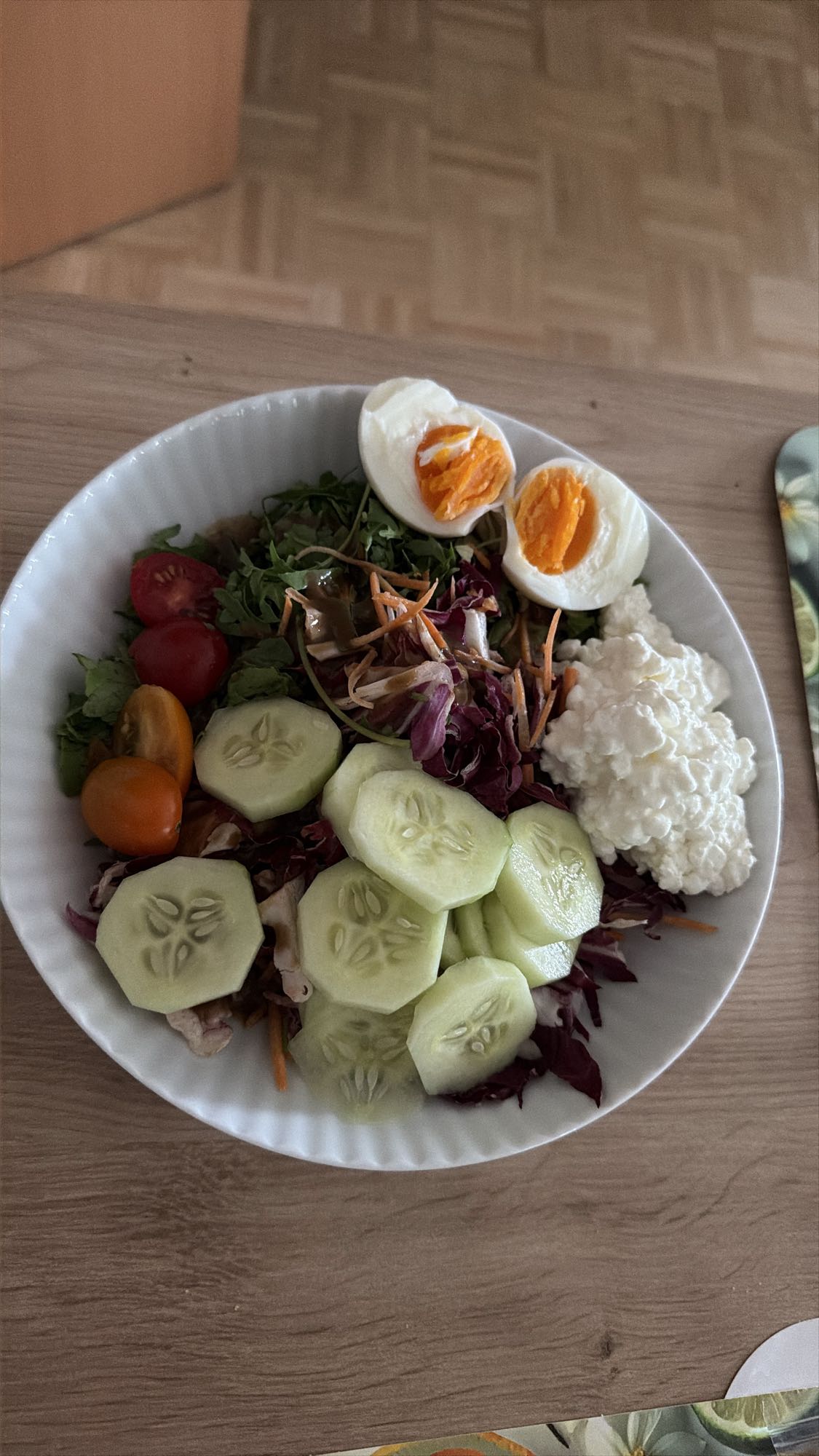 Salat mit Ei und Hüttenkäse