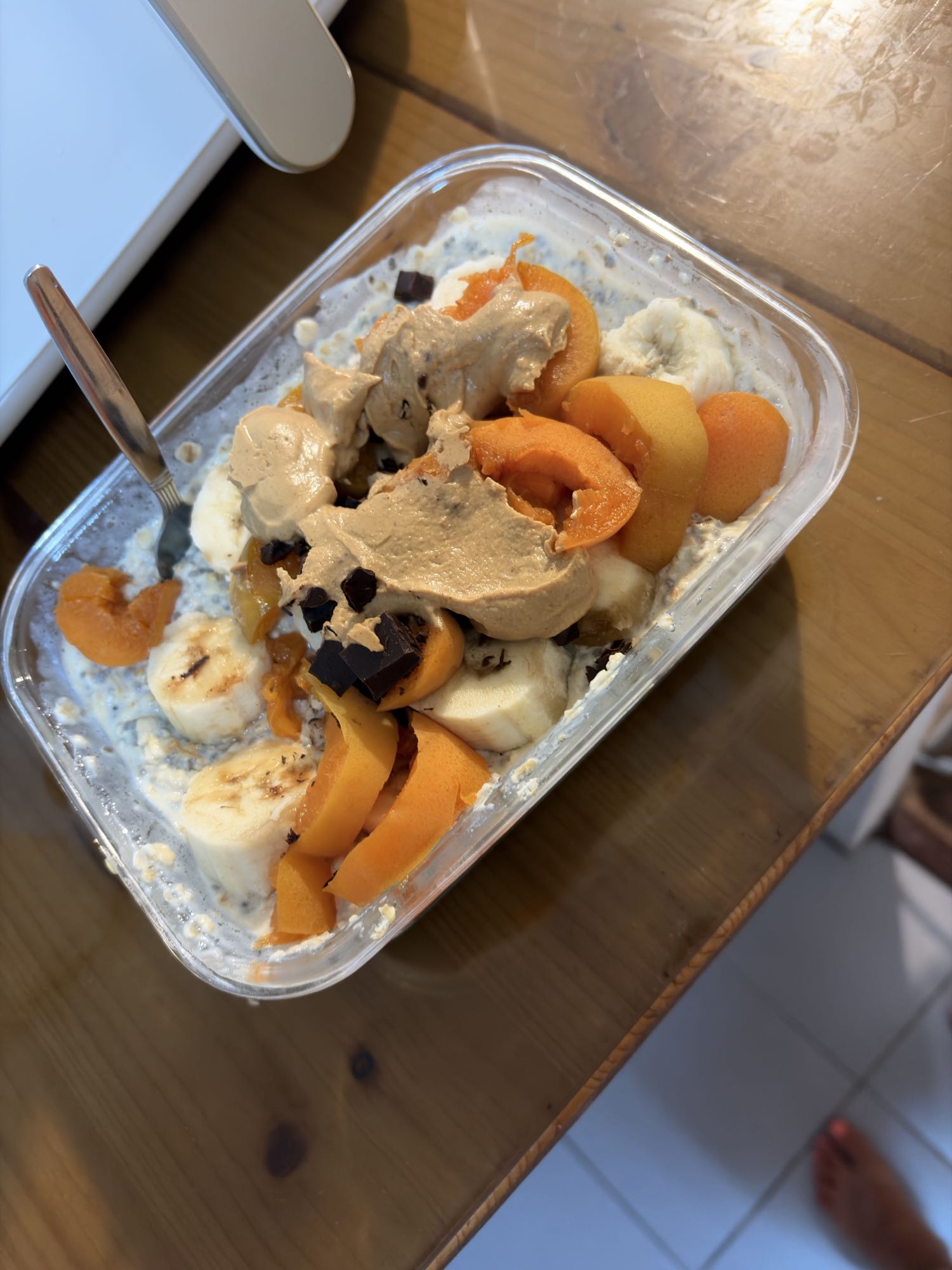 Ovăz peste noapte cu banană, caise și proteină