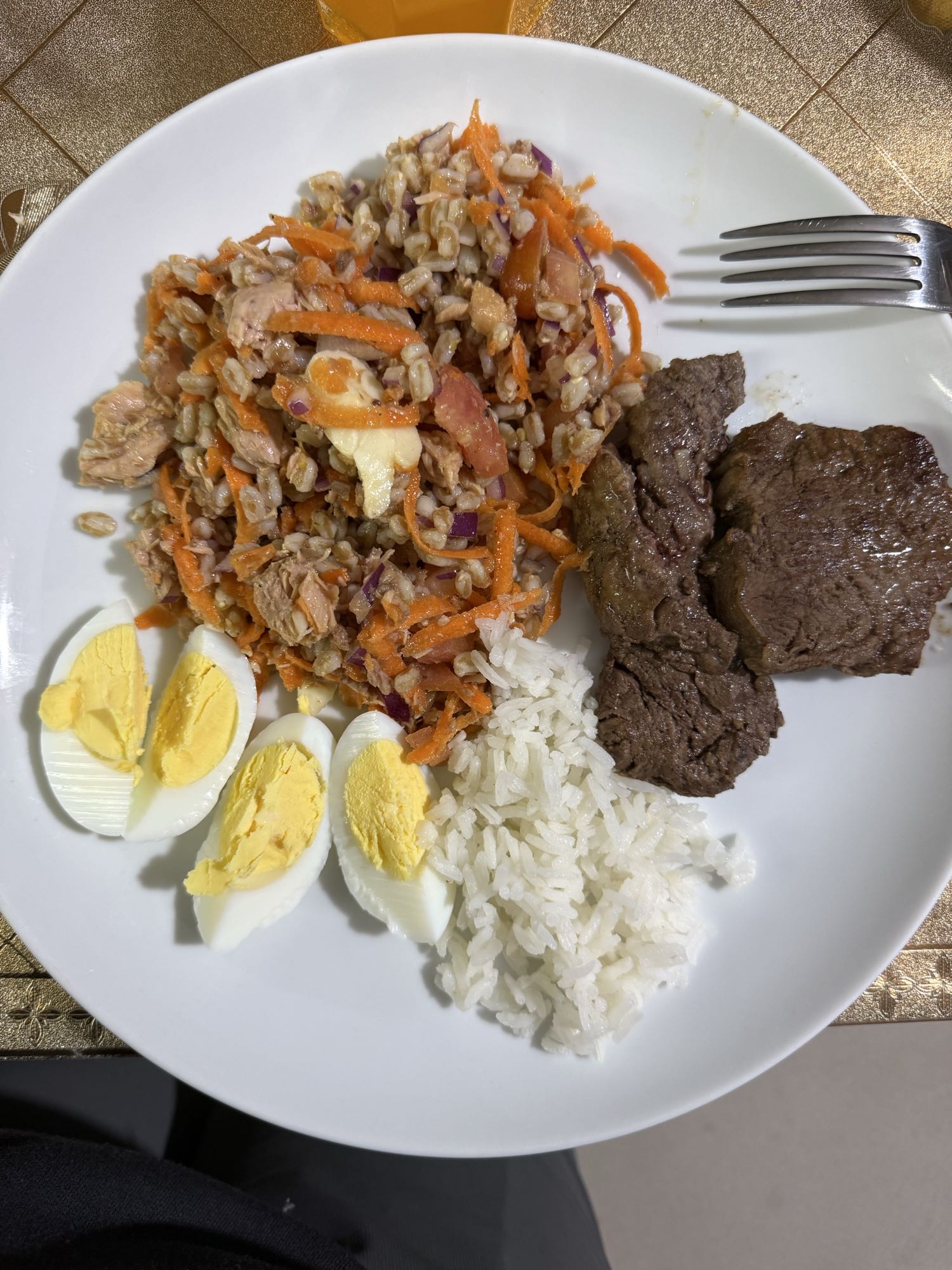 prato com carne e salada