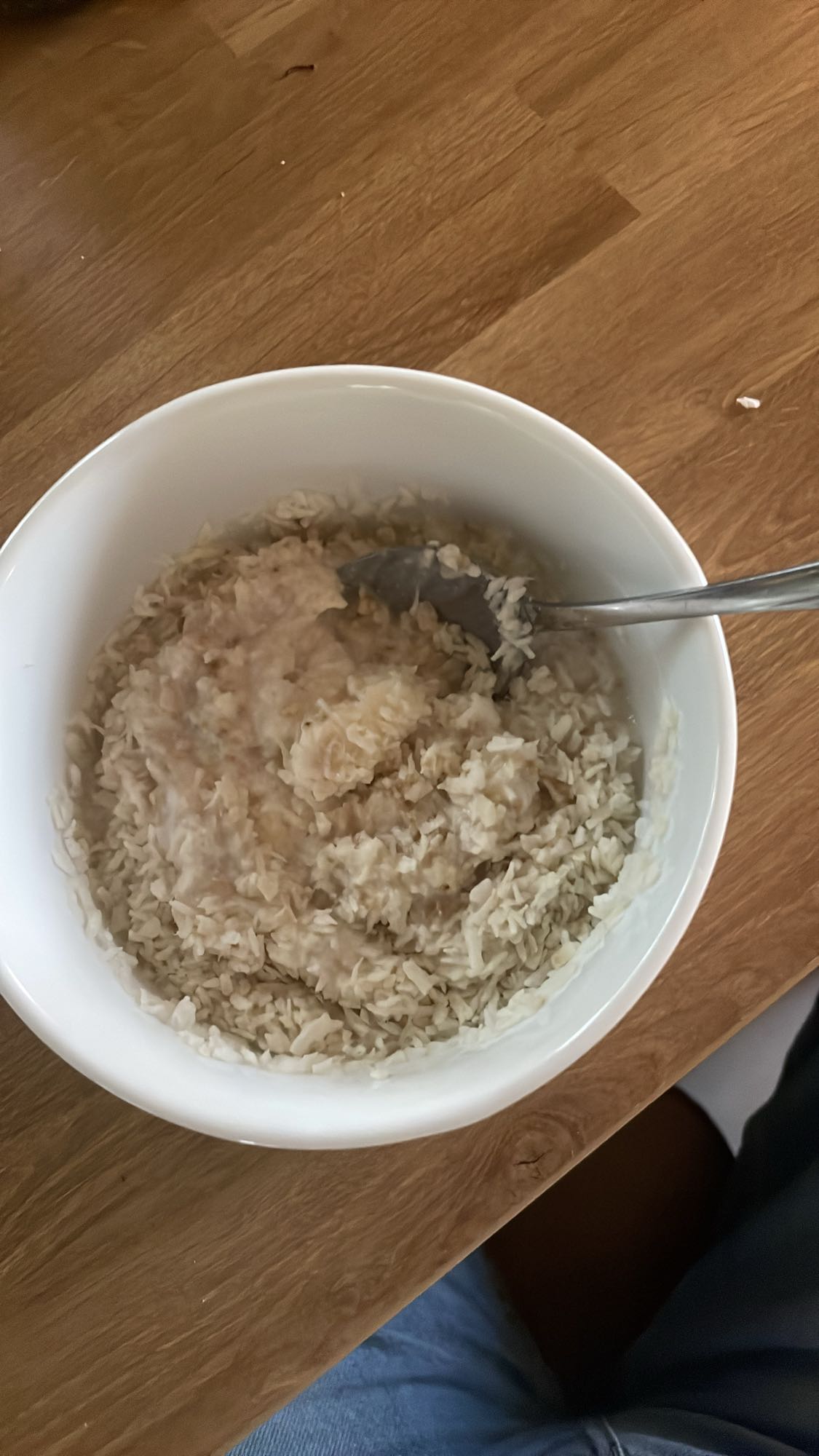 Owsianka z mlekiem kokosowym, skyrem i wiórkami kokosowymi
