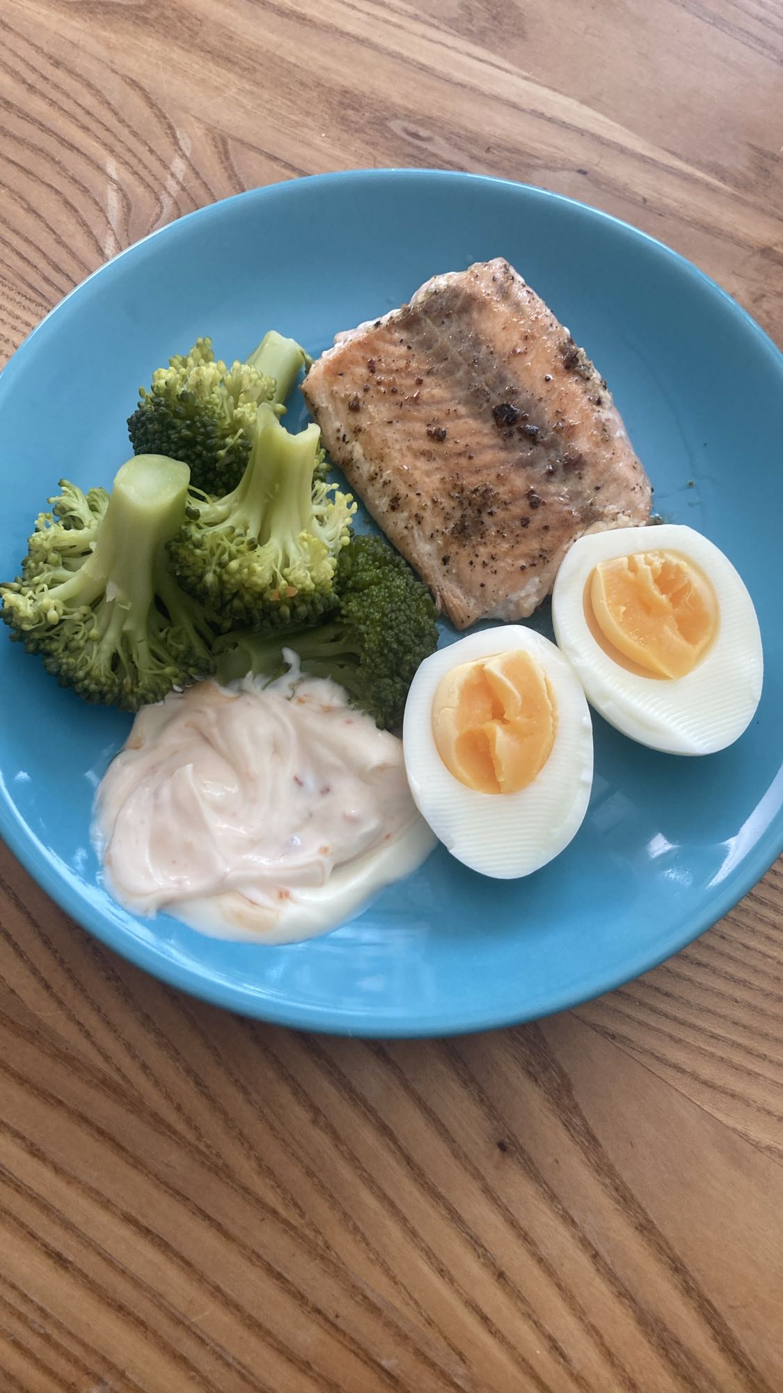 Lax med ägg och broccoli