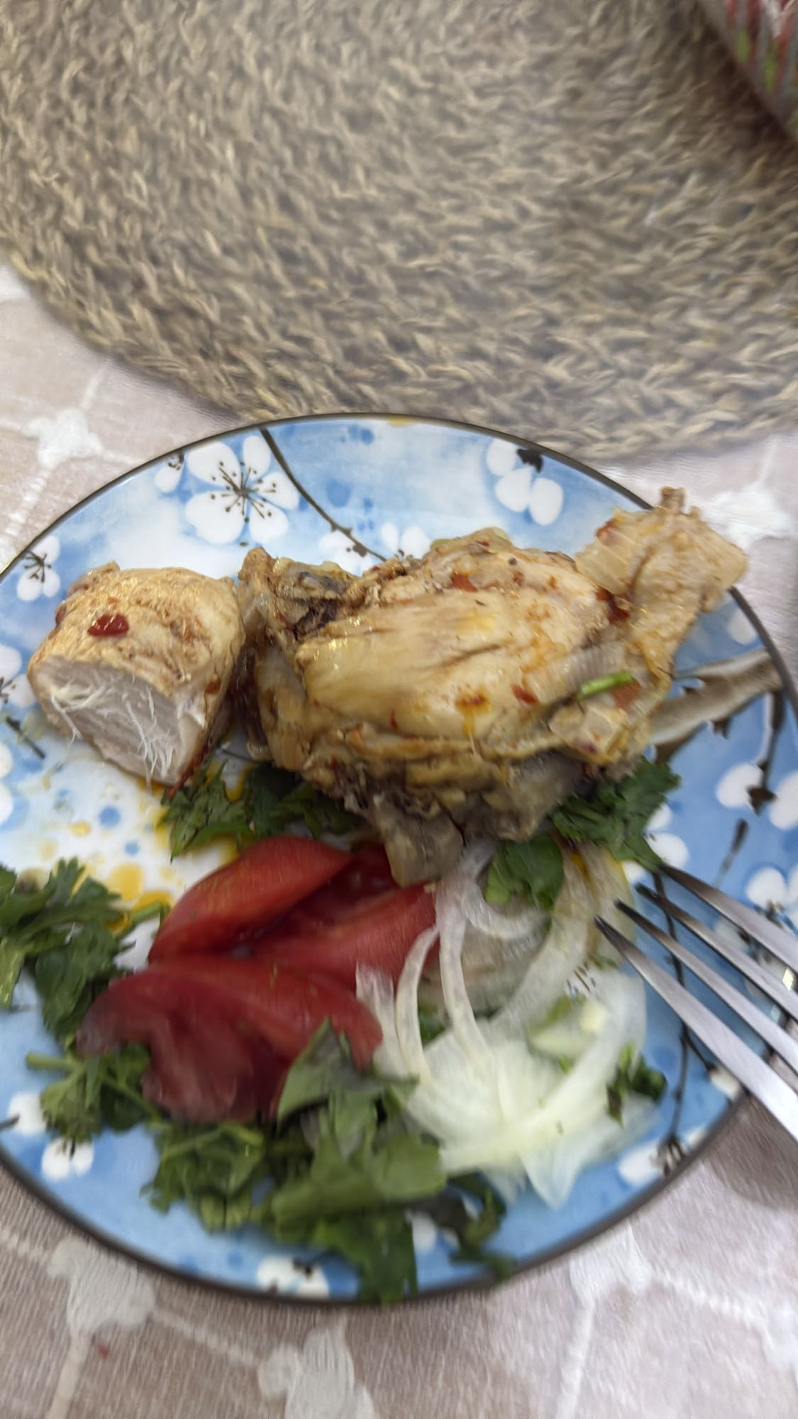 Курица с салатом