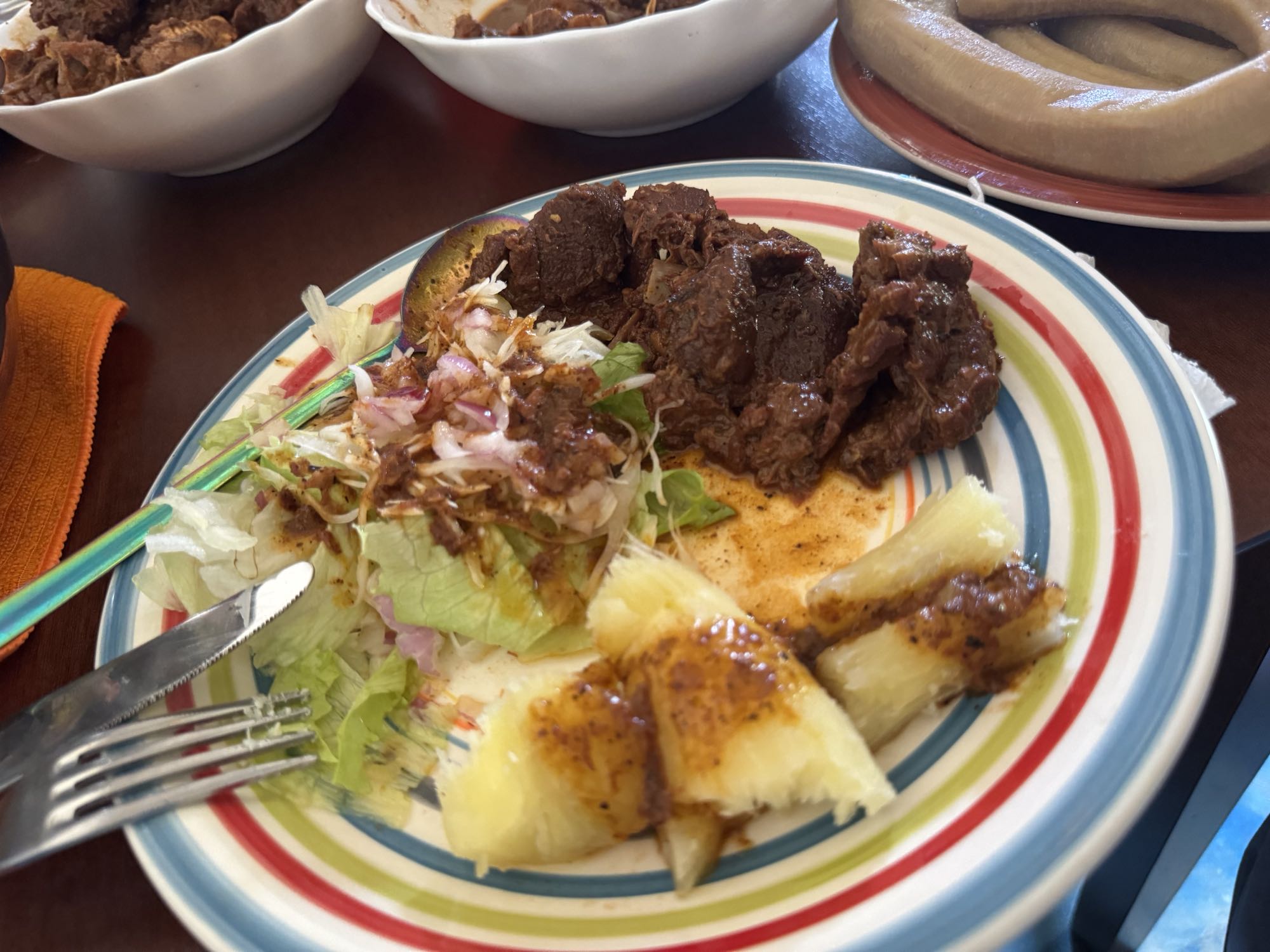 carne guisada con yuca