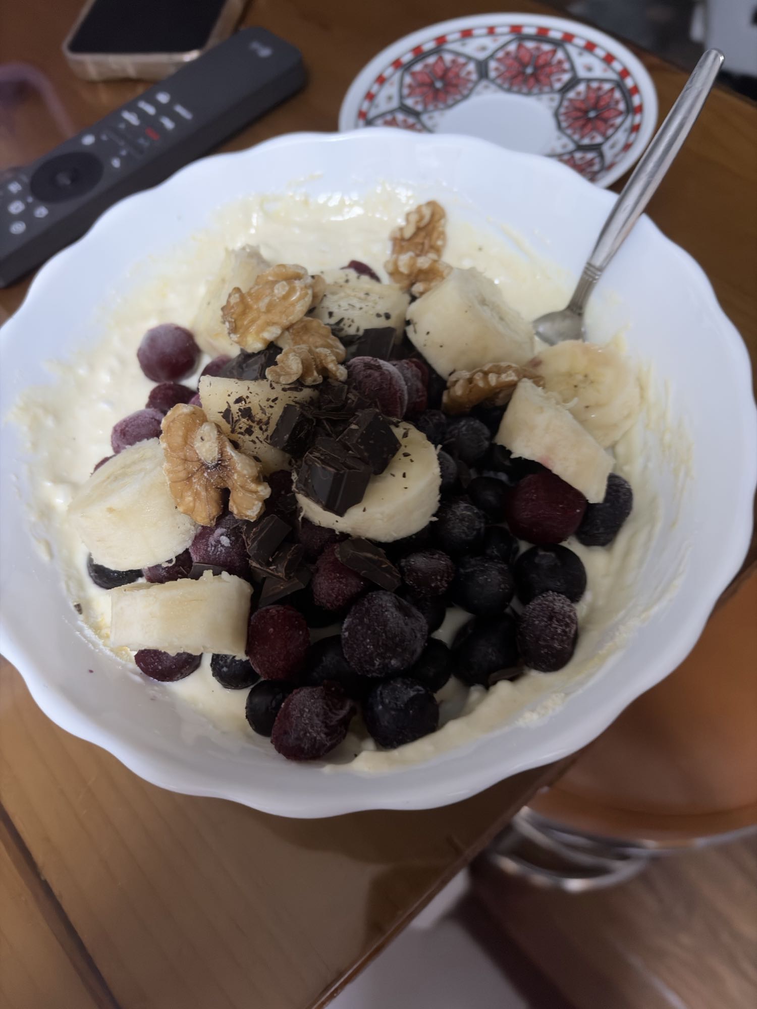 Iaurt grecesc cu brânză cottage, fructe, proteină și nuci