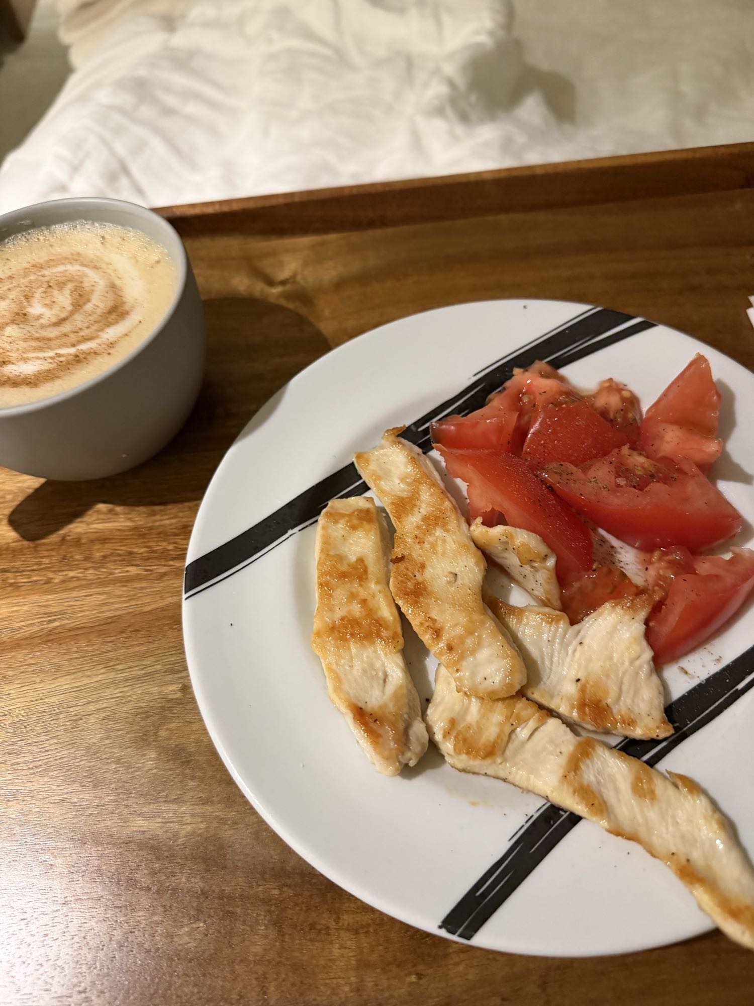 pollo con tomate y café