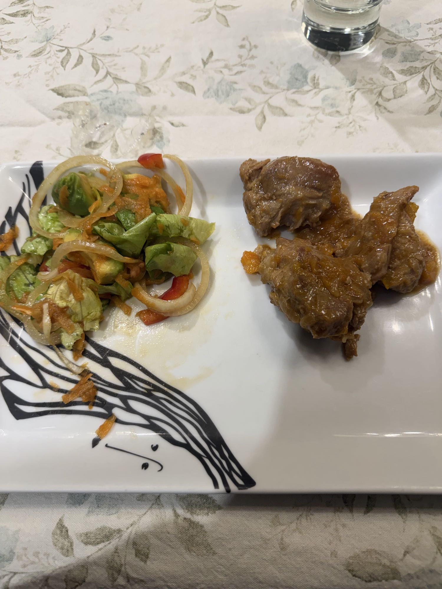 carne guisada con ensalada