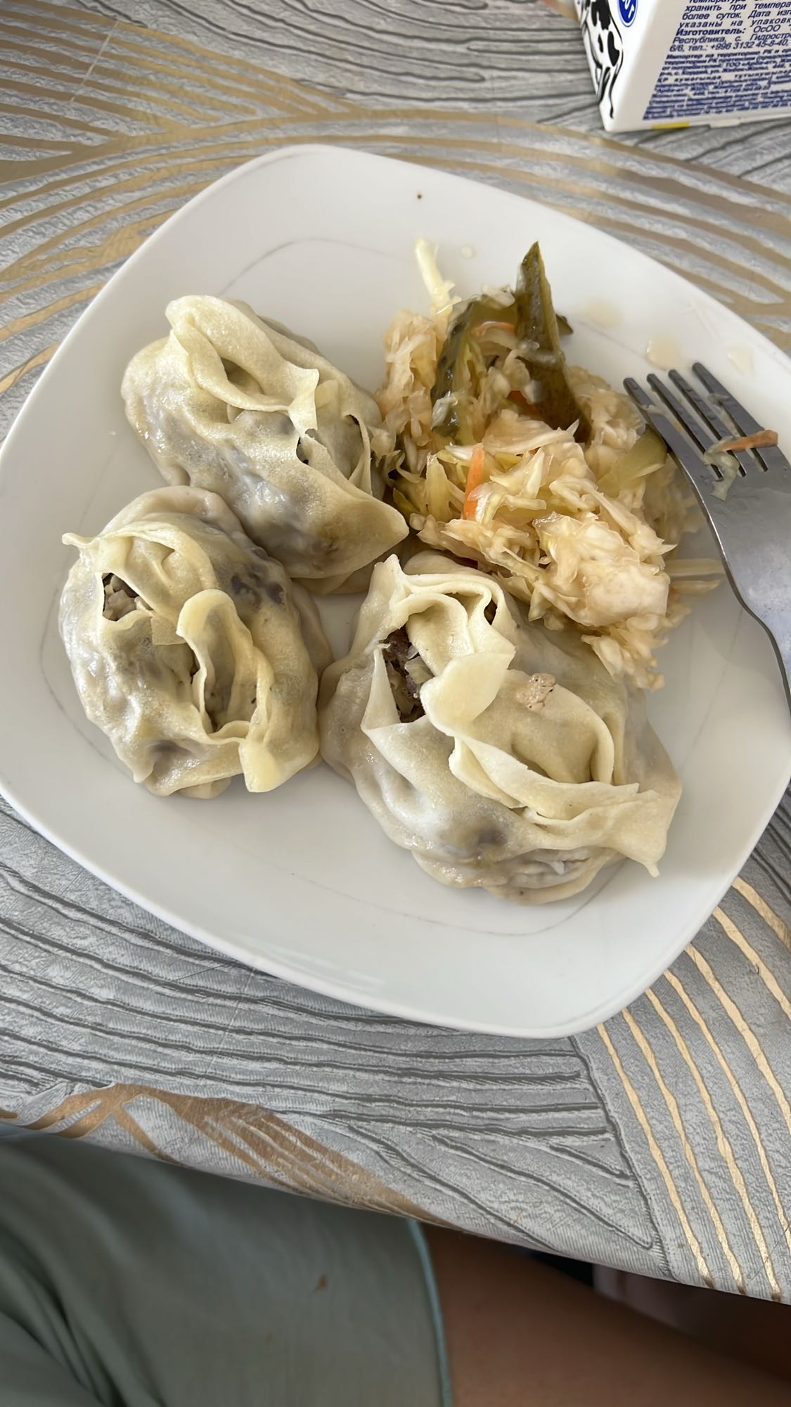 манты с капустным салатом