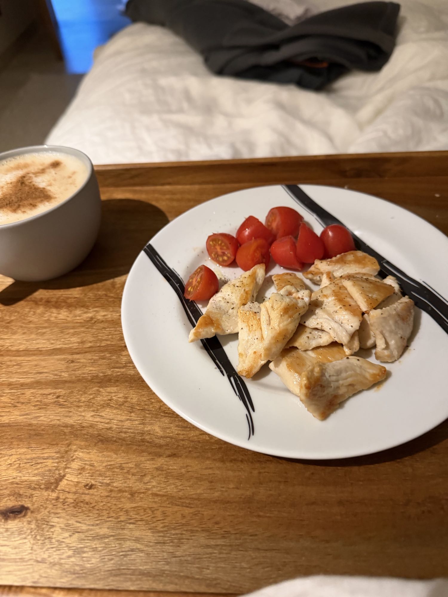 pollo con tomates y café