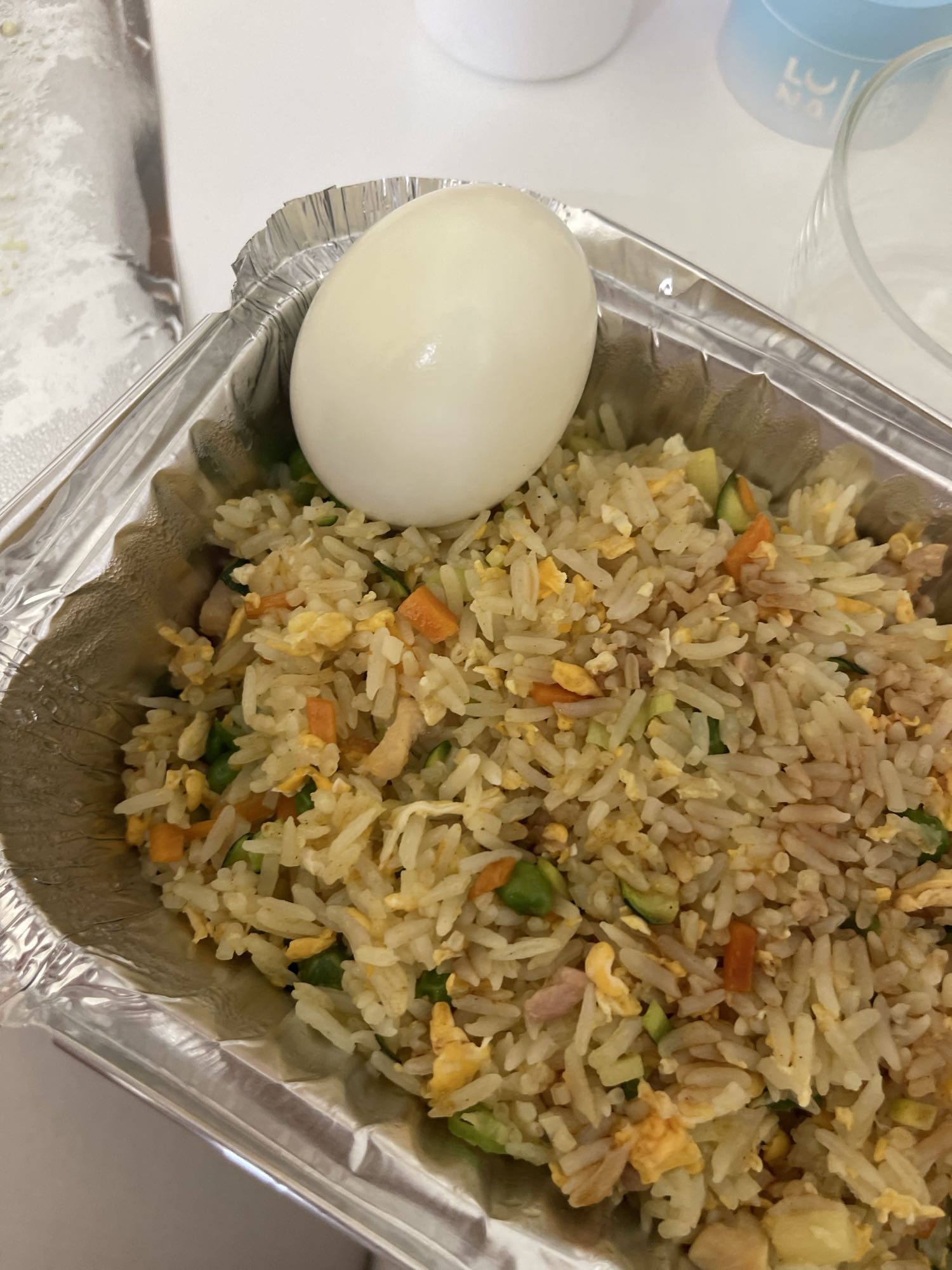 Жареный рис с яйцом и помидором