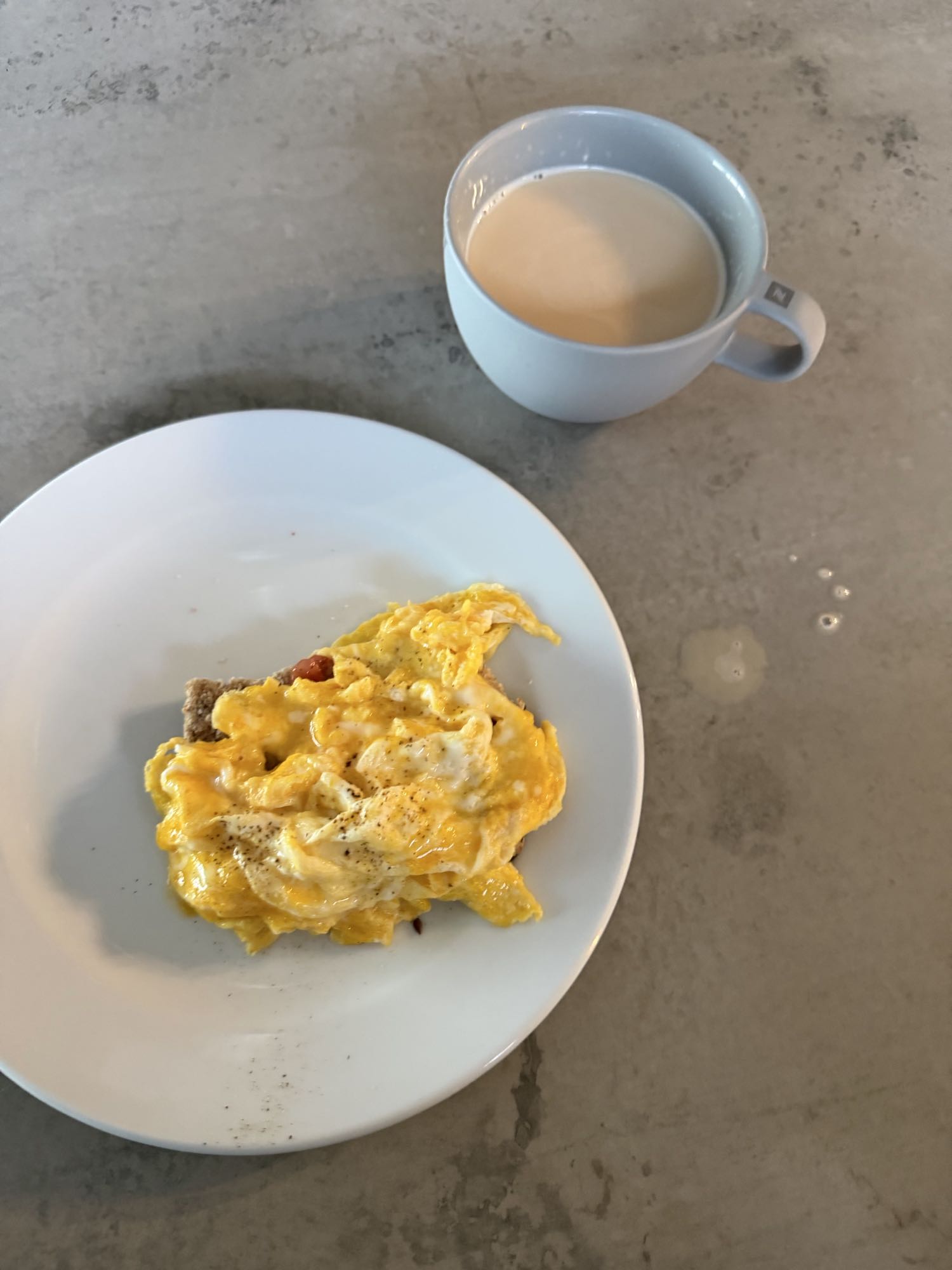 huevos revueltos y café