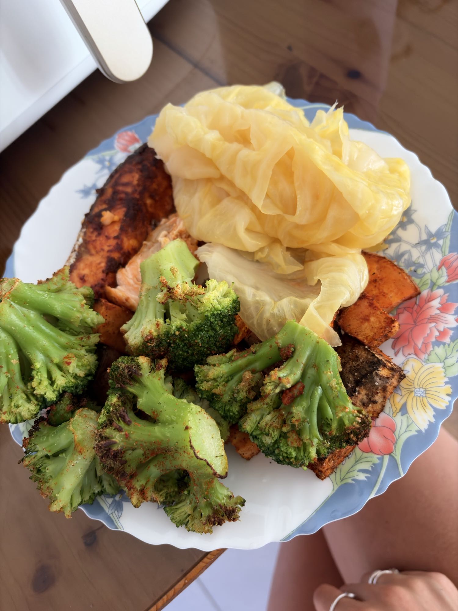 Somon cu cartofi dulci, varză murată și broccoli
