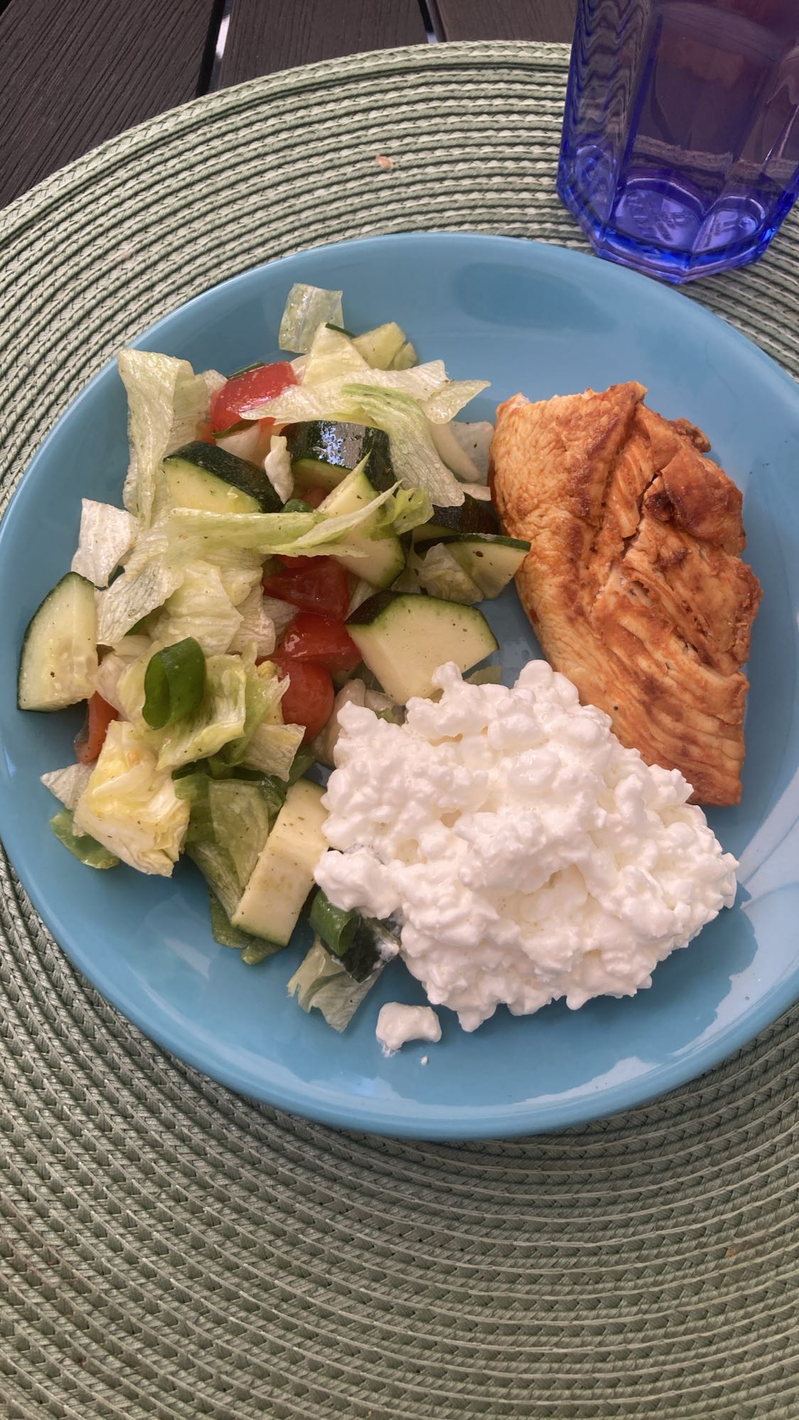Kycklingfilé med sallad och keso