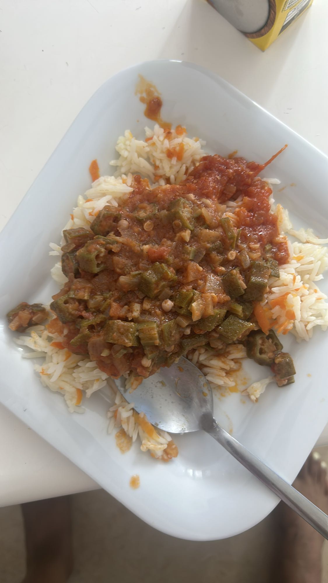 Reis mit Okra-Tomatensoße
