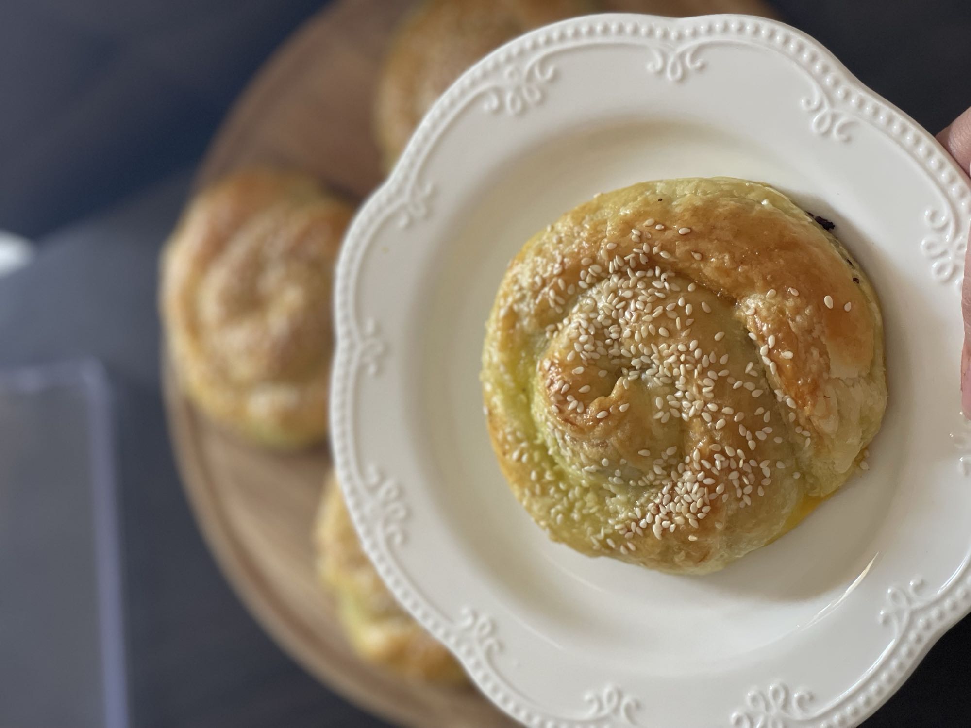 Слоеная булочка с кунжутом