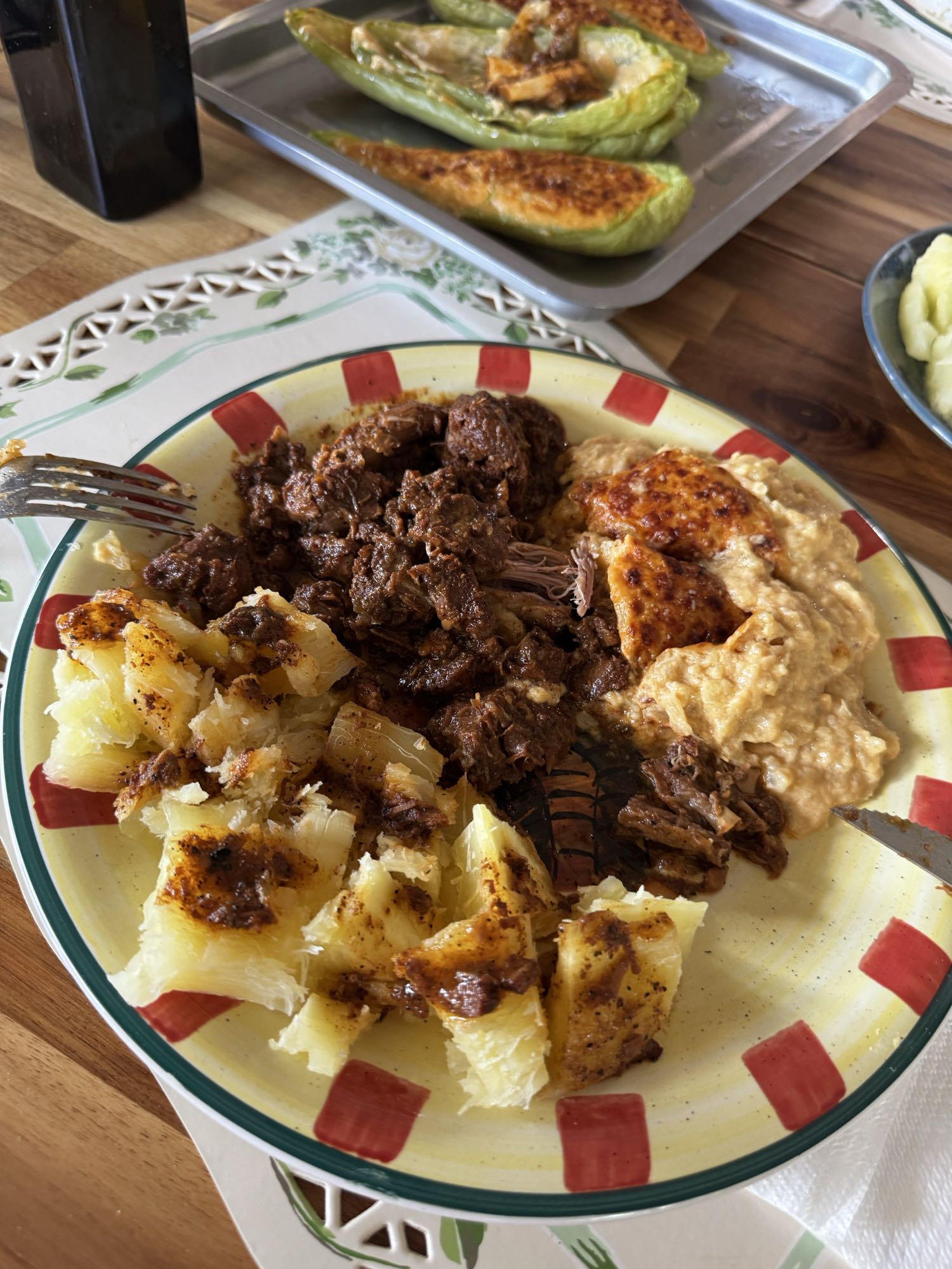 carne con yuca y puré
