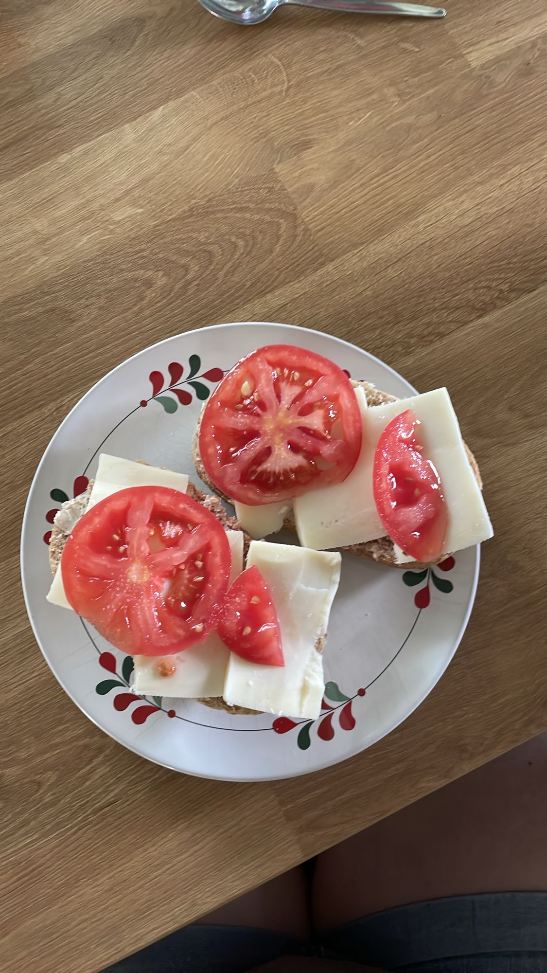 Kanapki z serem i pomidorem