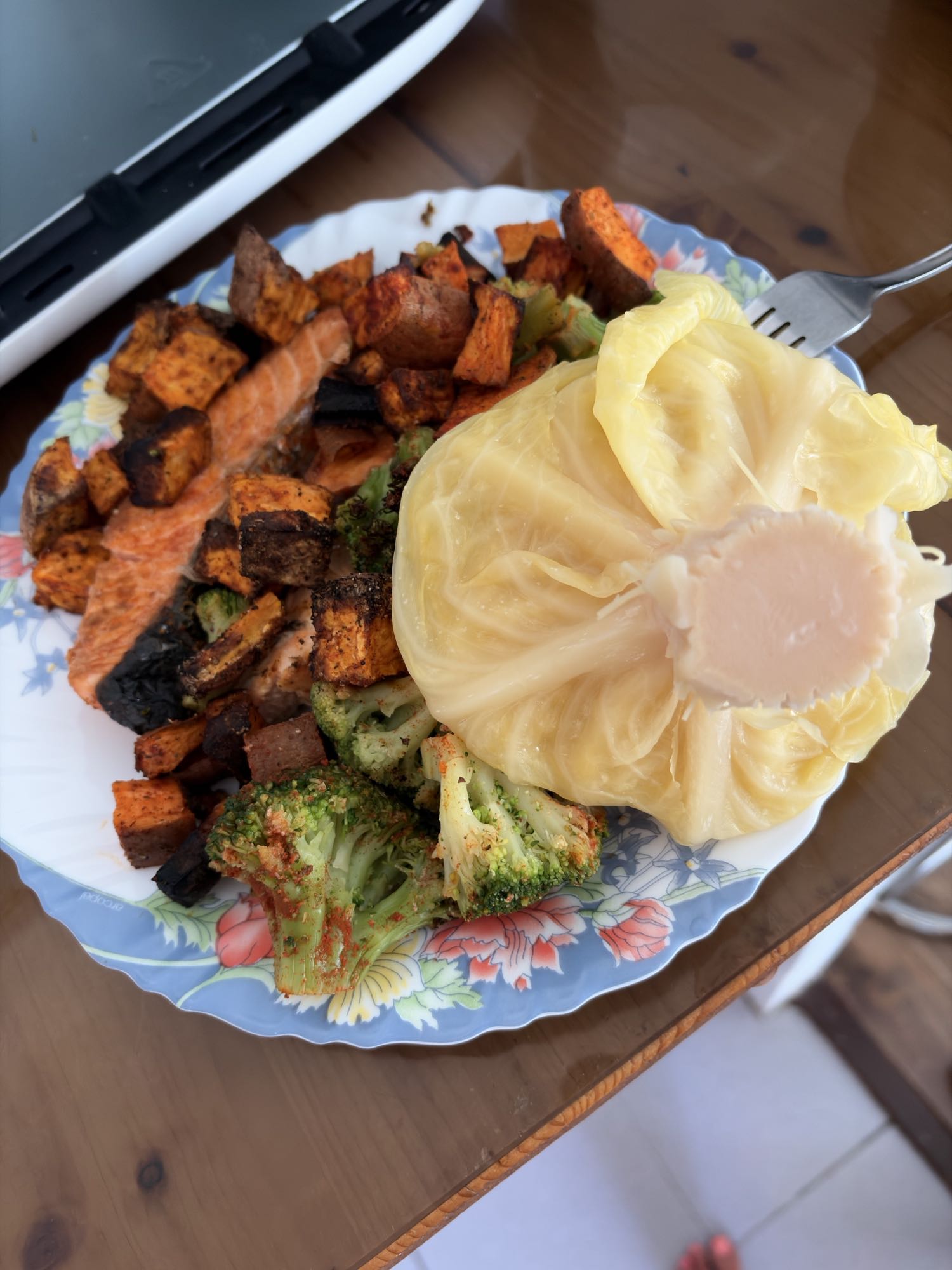 Somon cu broccoli, cartofi dulci și varză murată