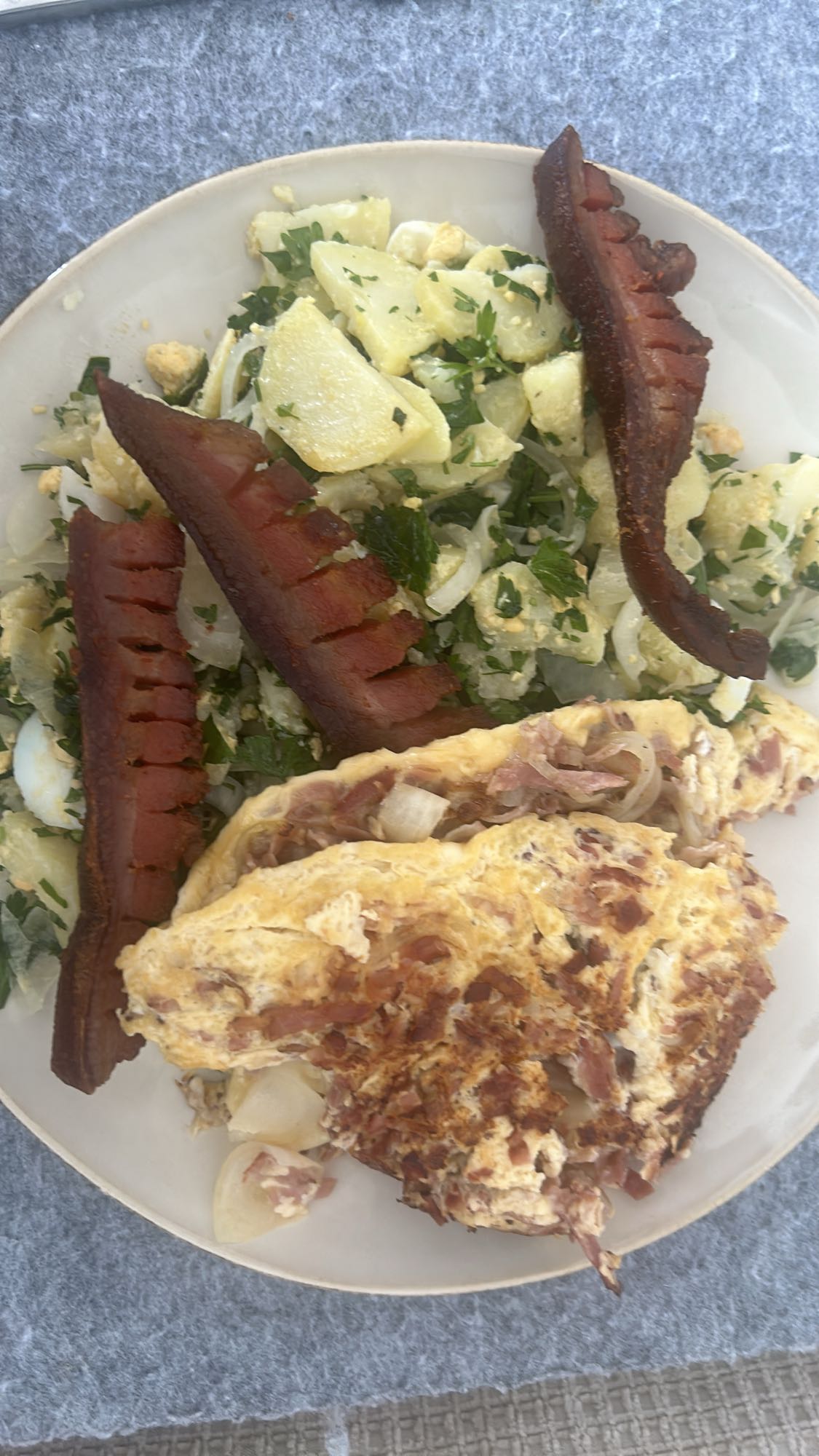 omelet con tocino y ensalada