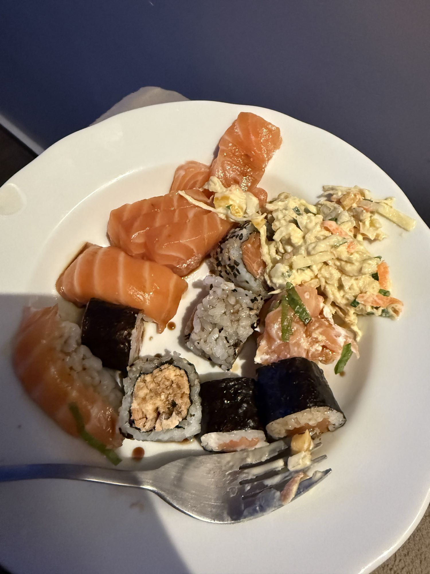 Prato de sushi e salmão