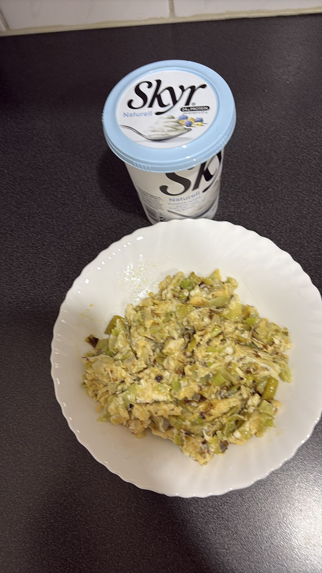Eggerøre med purre og skyr