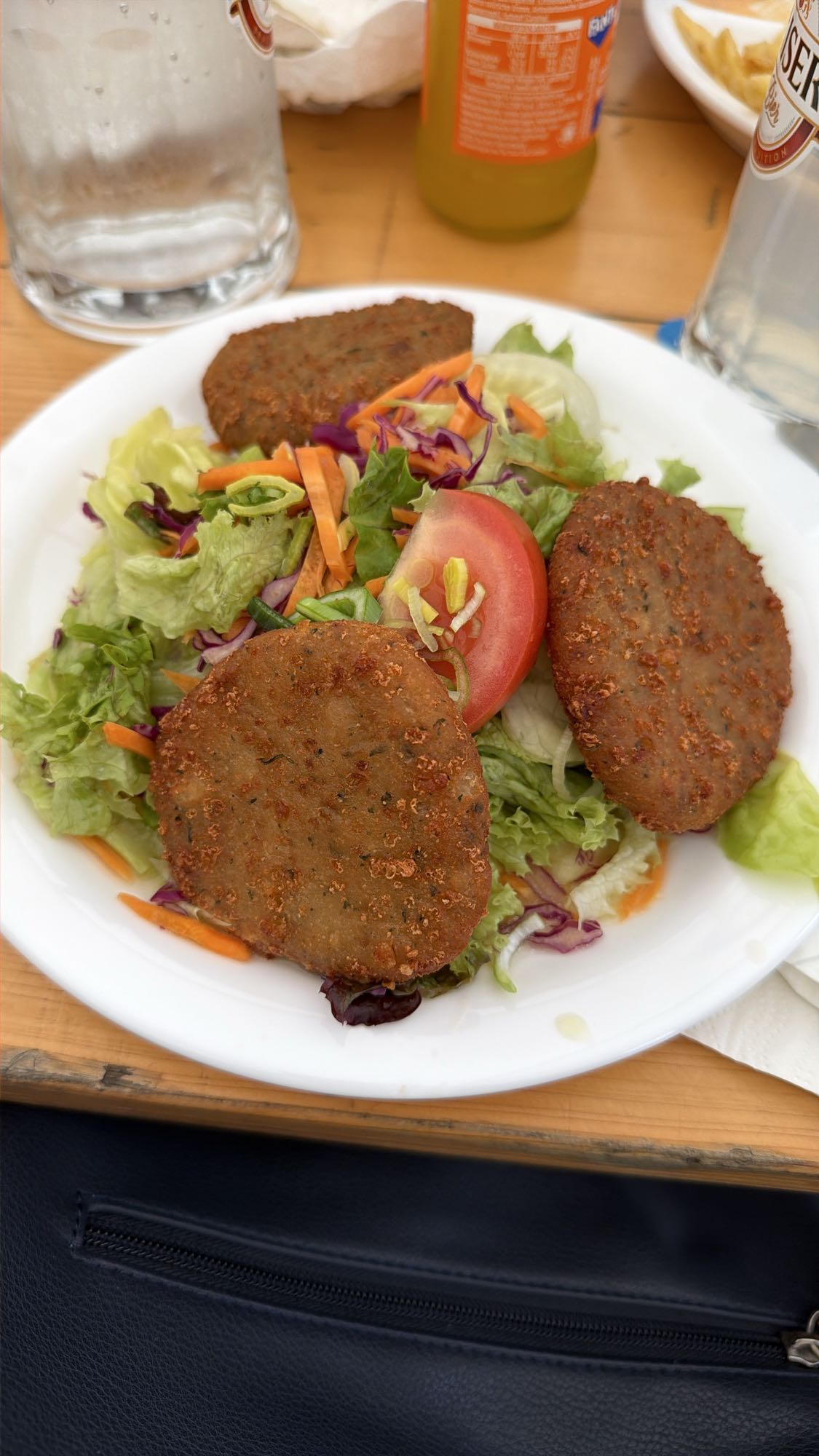 Salat mit Frikadellen