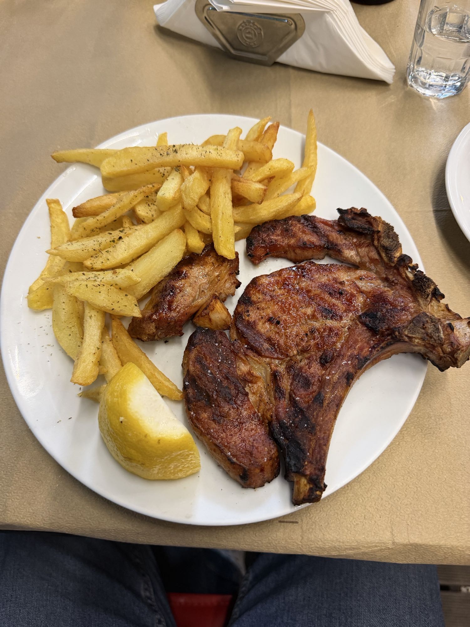 Costoletta di vitello e patatine con aglio