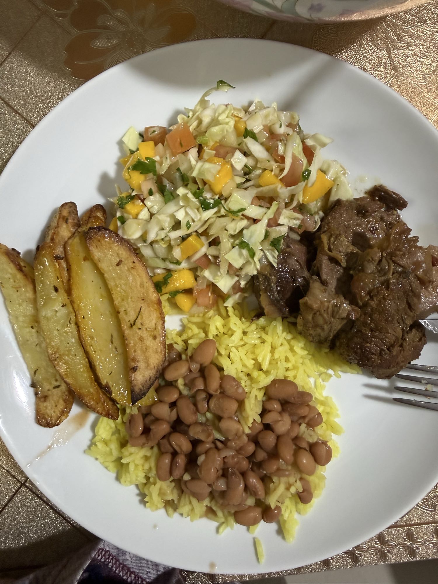 Arroz com carne e salada