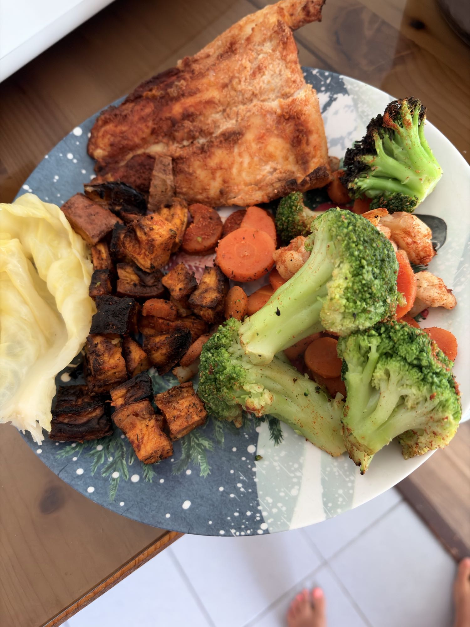 Șalău cu broccoli, mix de legume, varză murată și cartof dulce
