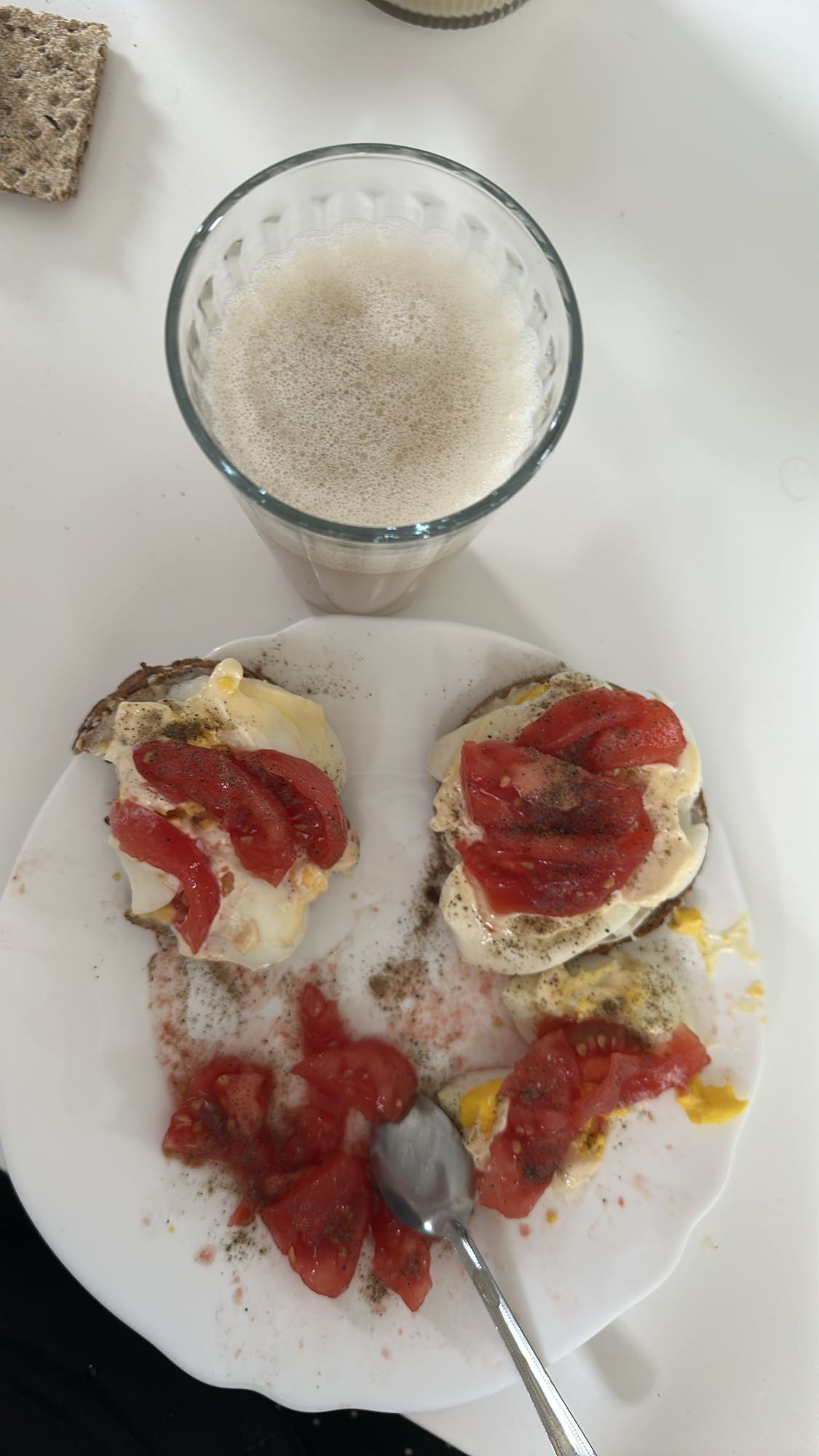 Jajka z pomidorem i latte