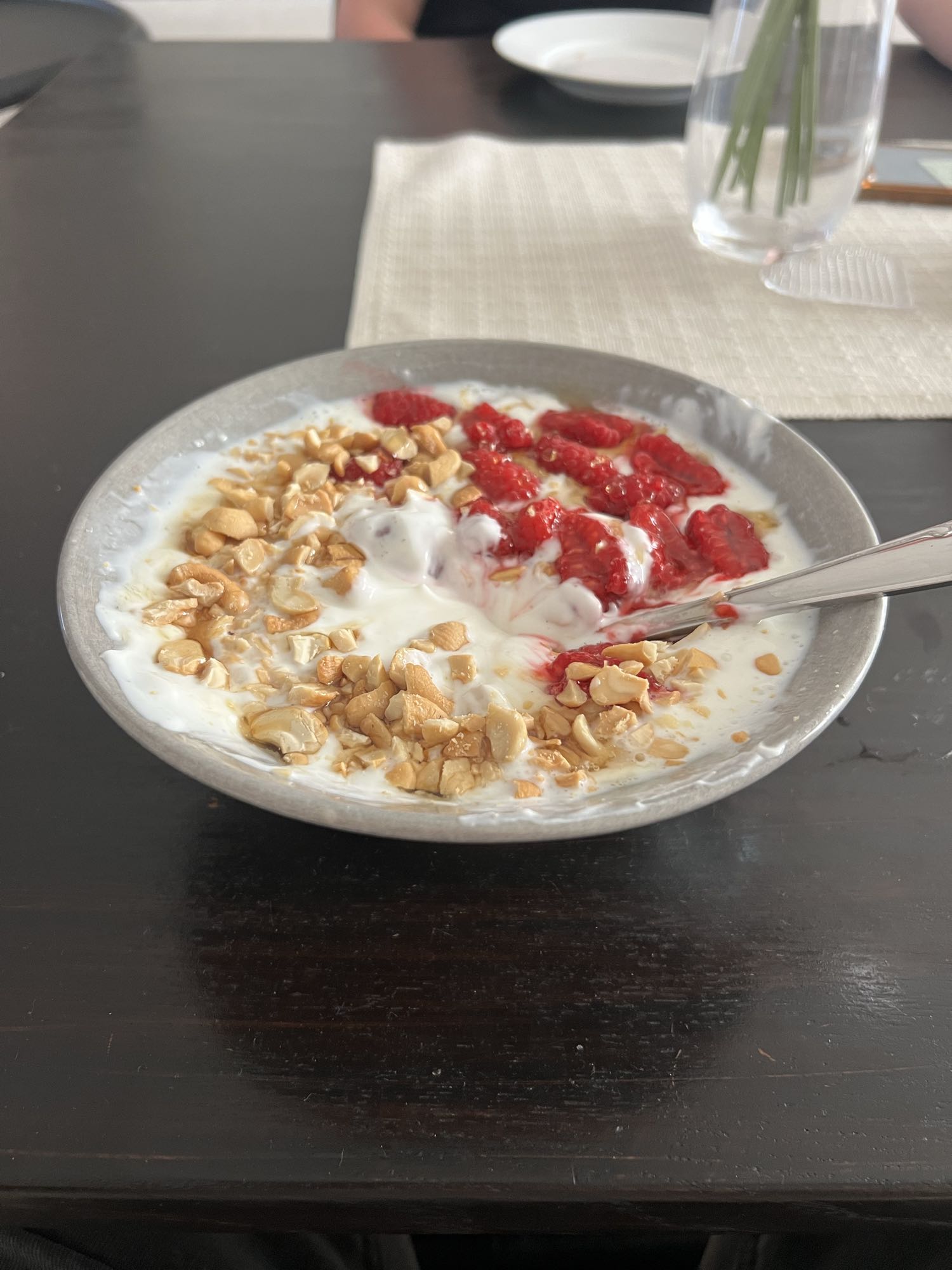 Kvarg med hallon, cashewnötter och honung