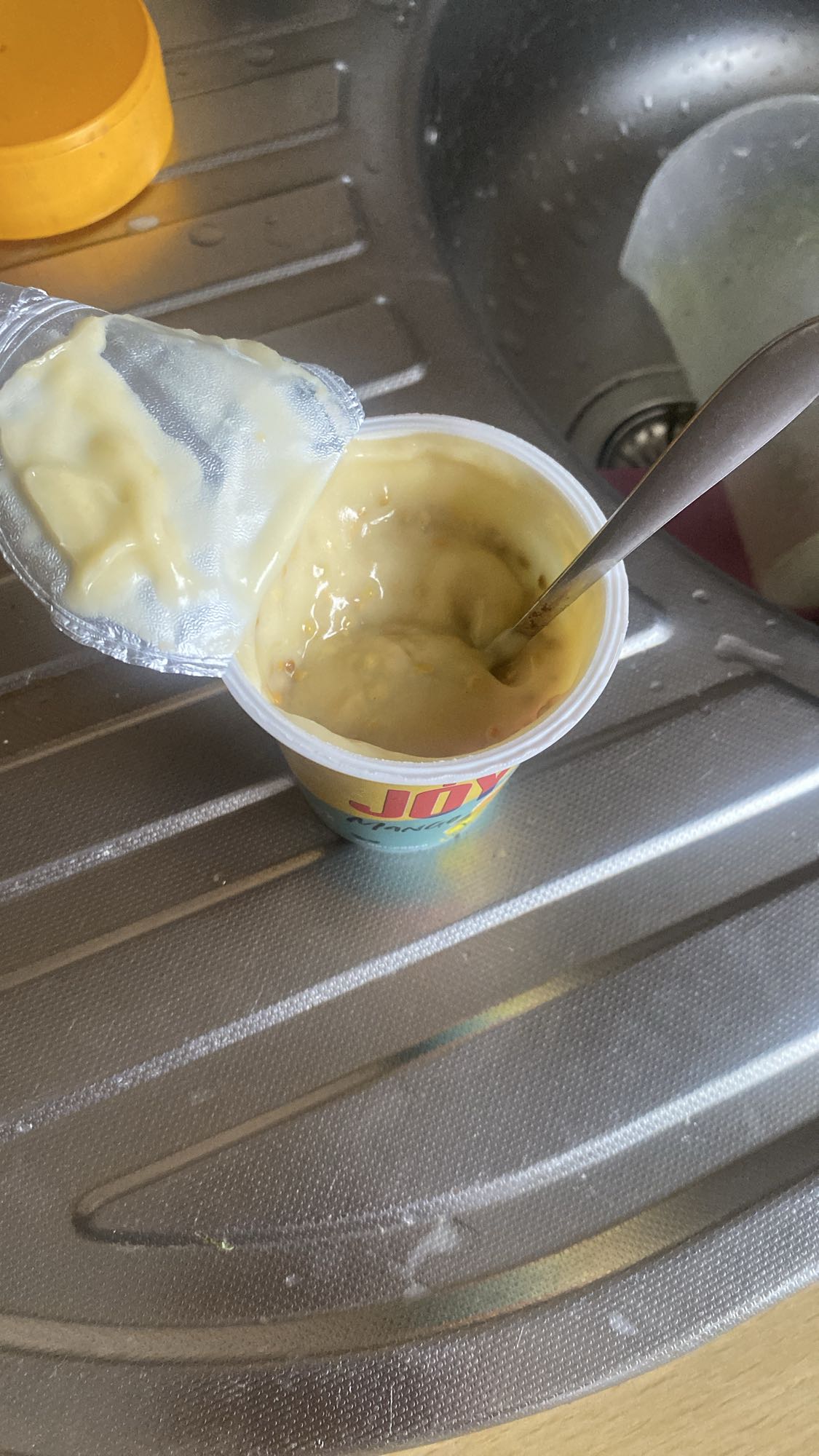 Owocowy jogurt roślinny