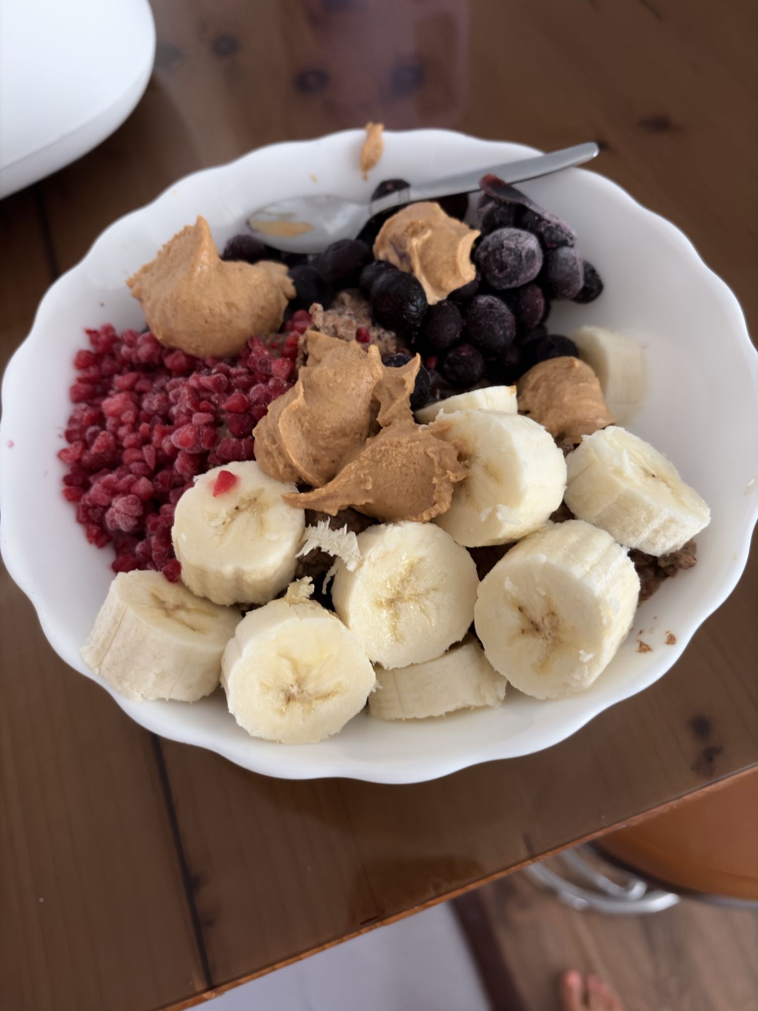 Terci de ovăz proteic cu banană și fructe de pădure