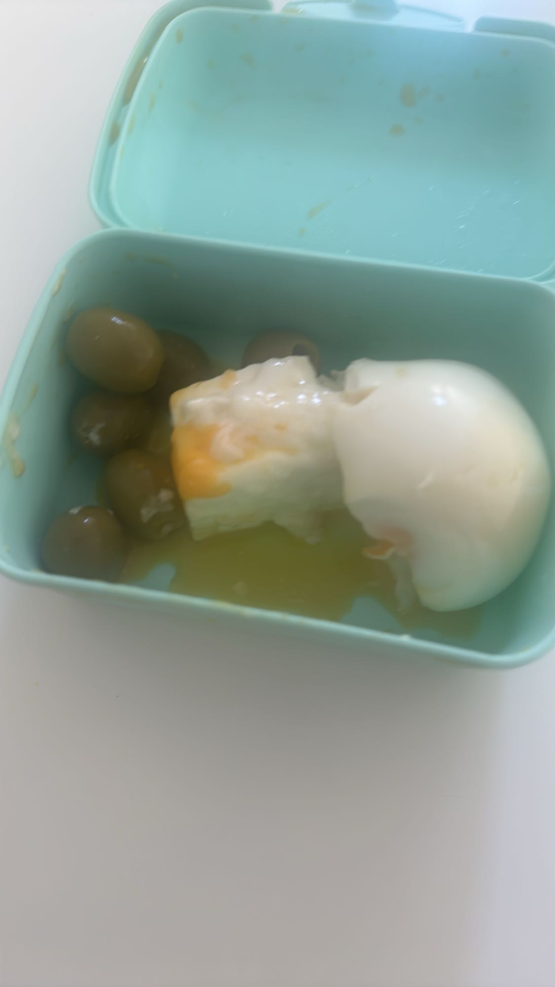 Ei mit grünen Oliven