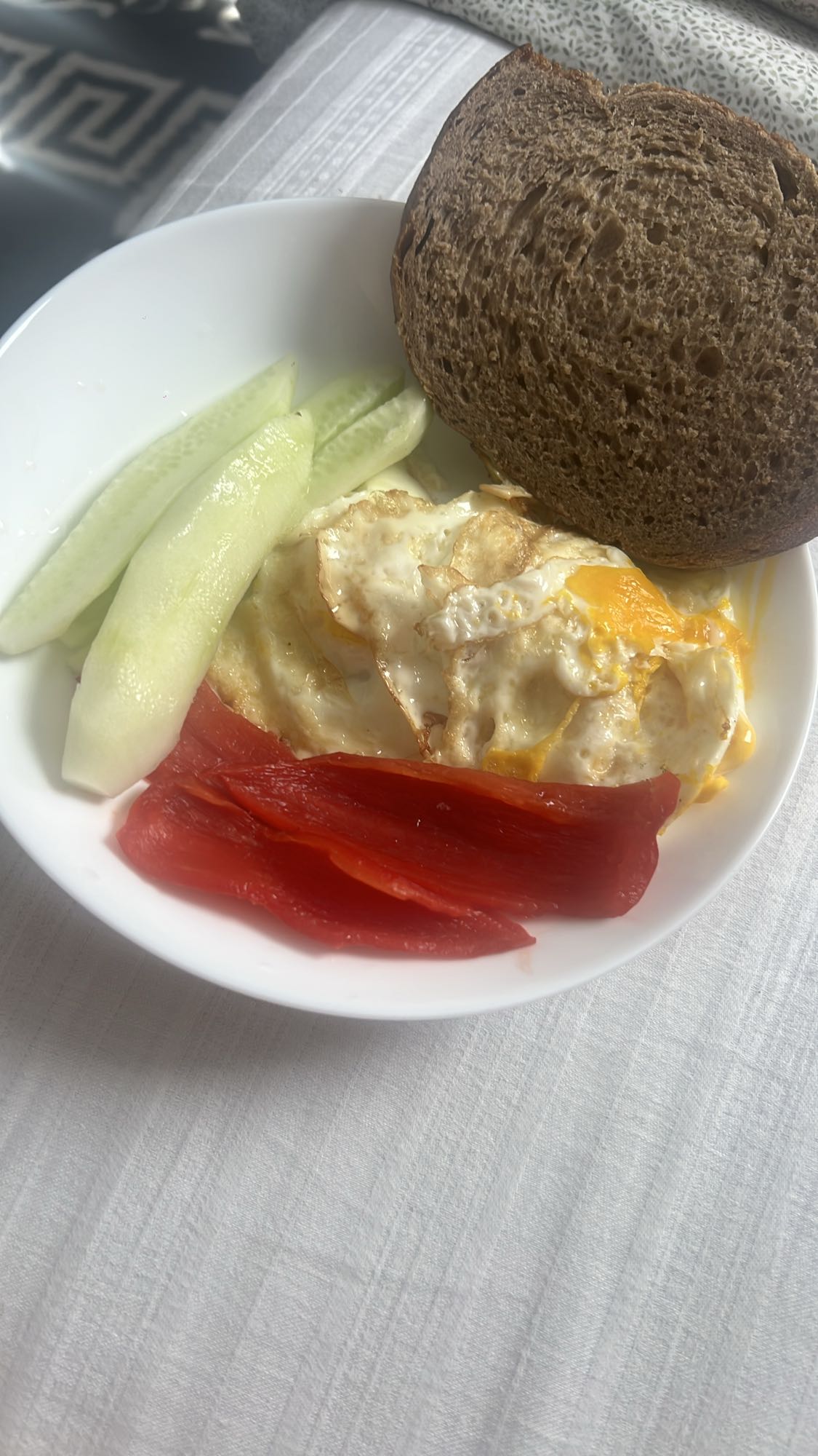 Ouă cu pâine și legume