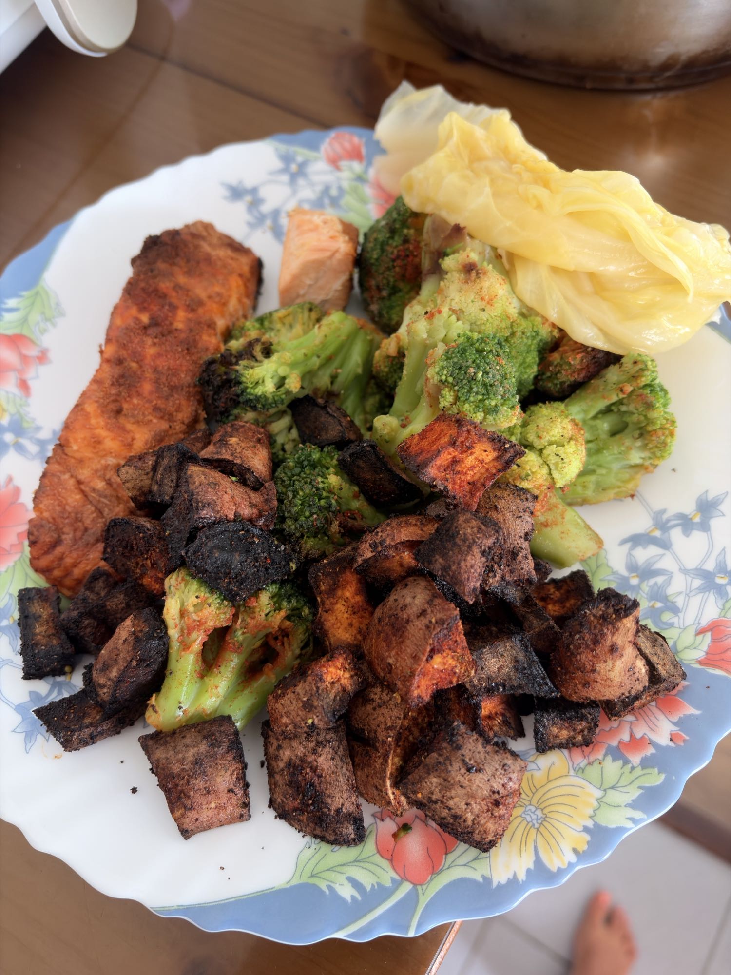 Somon cu broccoli, cartofi dulci și varză murată