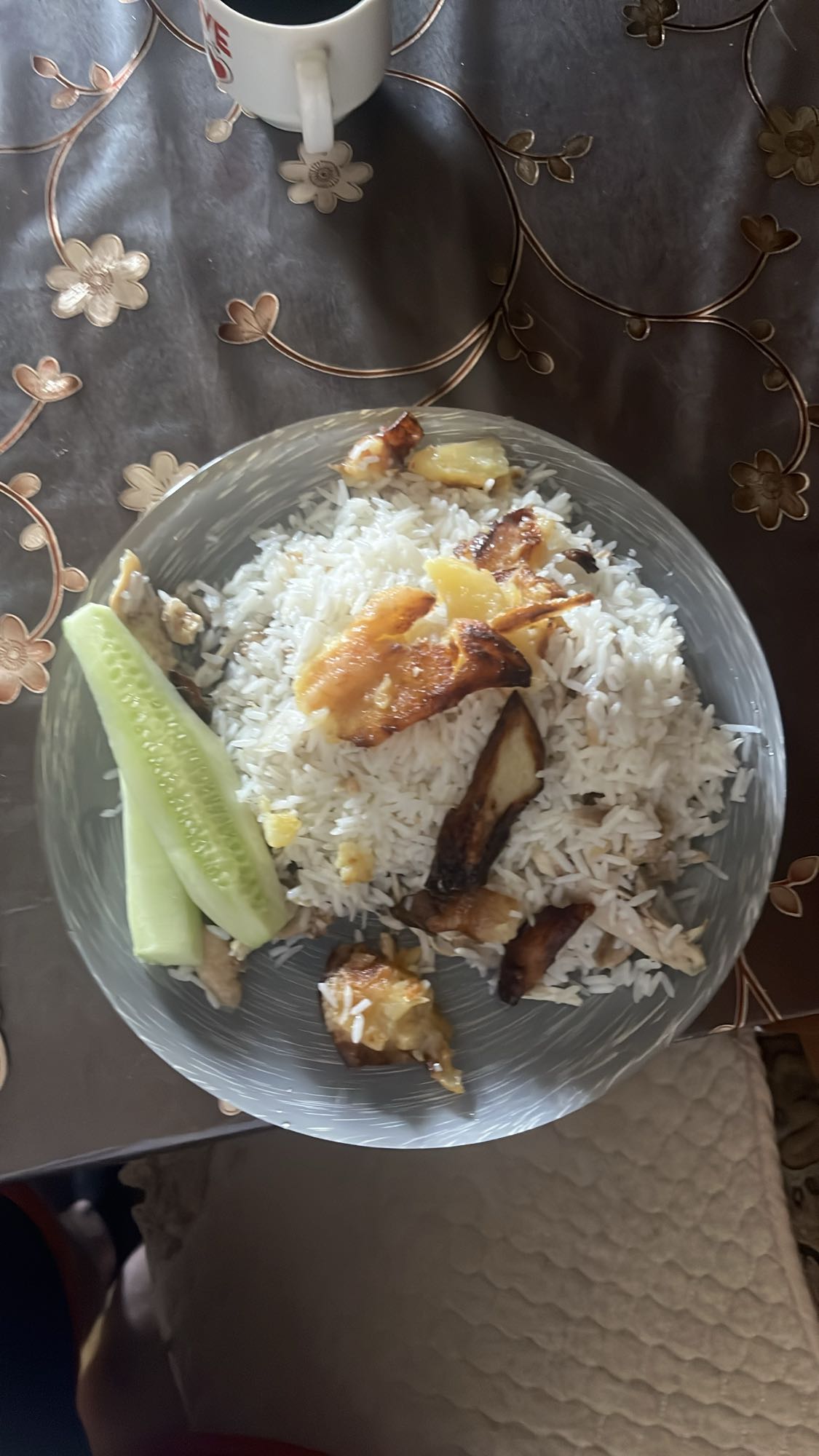 Рис с курицей, картофелем и огурцом