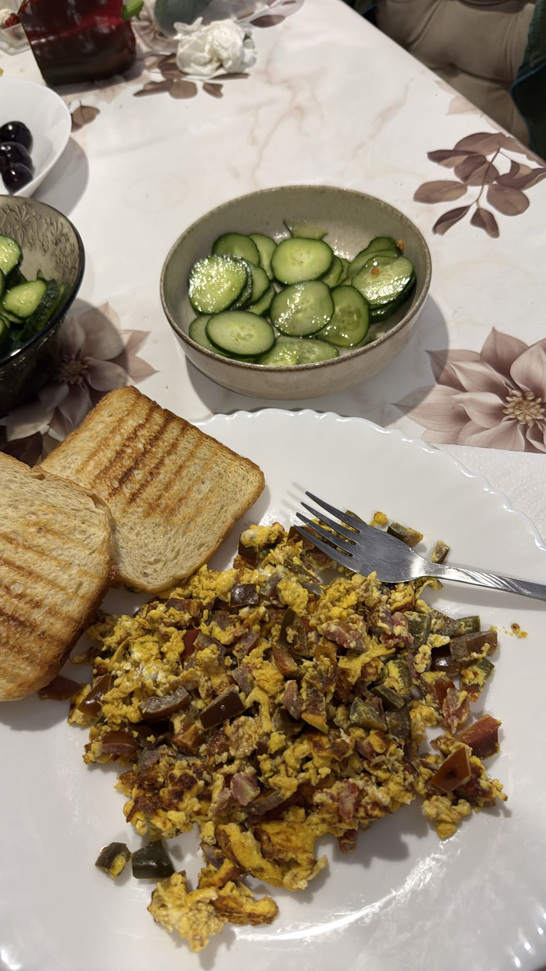 Omletă cu pâine și castraveți