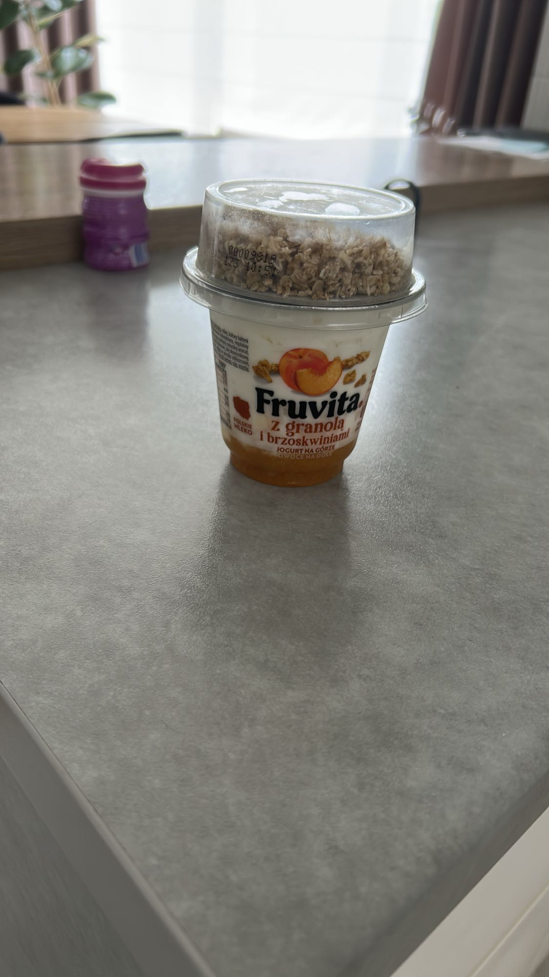 Jogurt z granolą i brzoskwinią