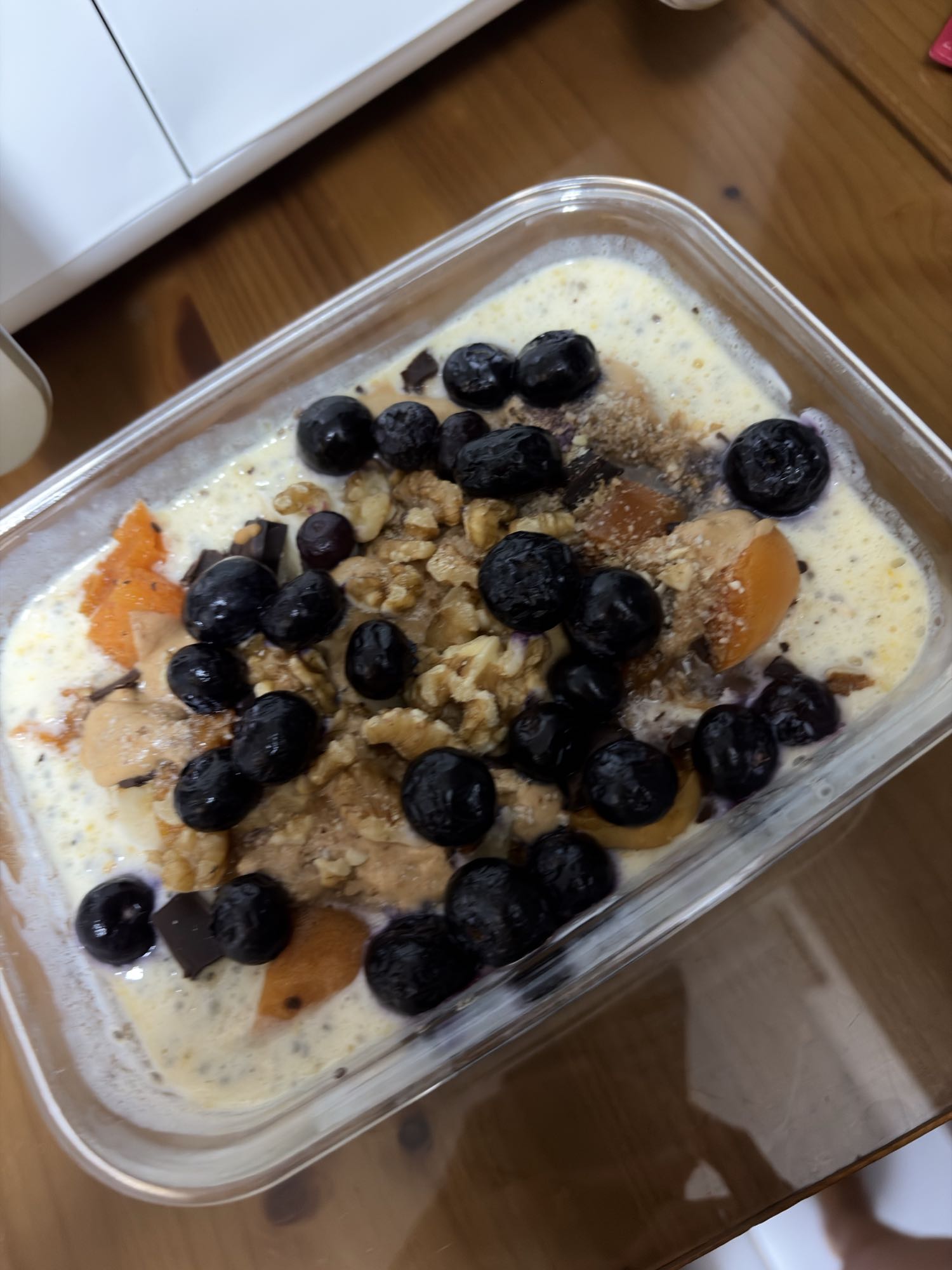 Overnight oats cu banană, chia și pudră proteică