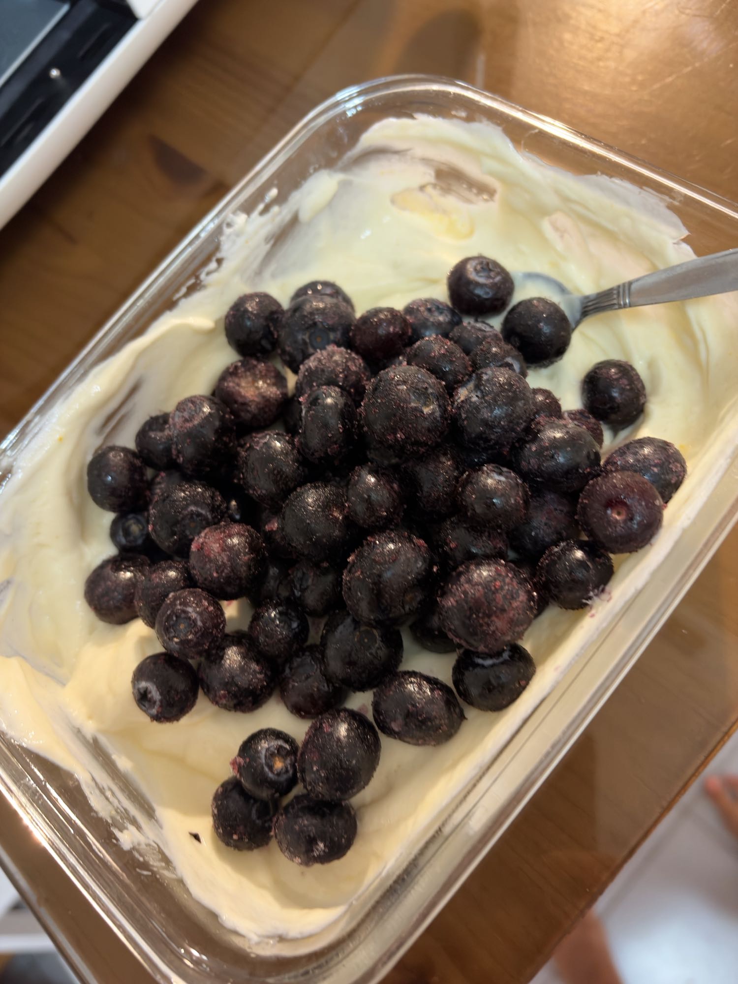 Skyr natural cu pudră proteică și afine congelate