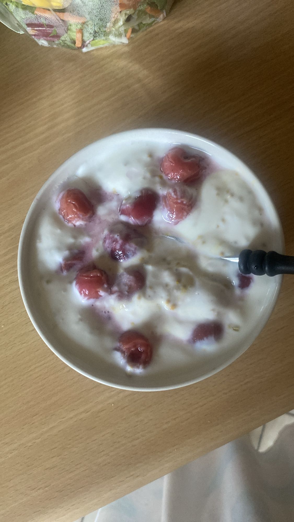 Jogurt z wiśniami