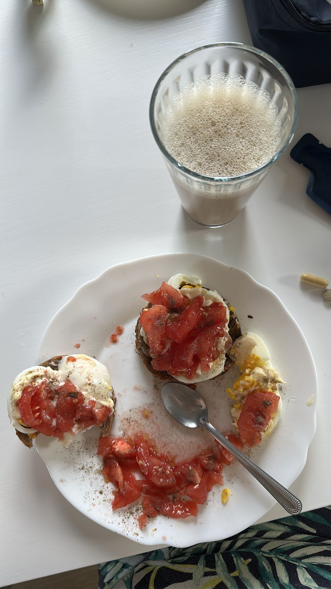 Tosty z jajkiem i pomidorem