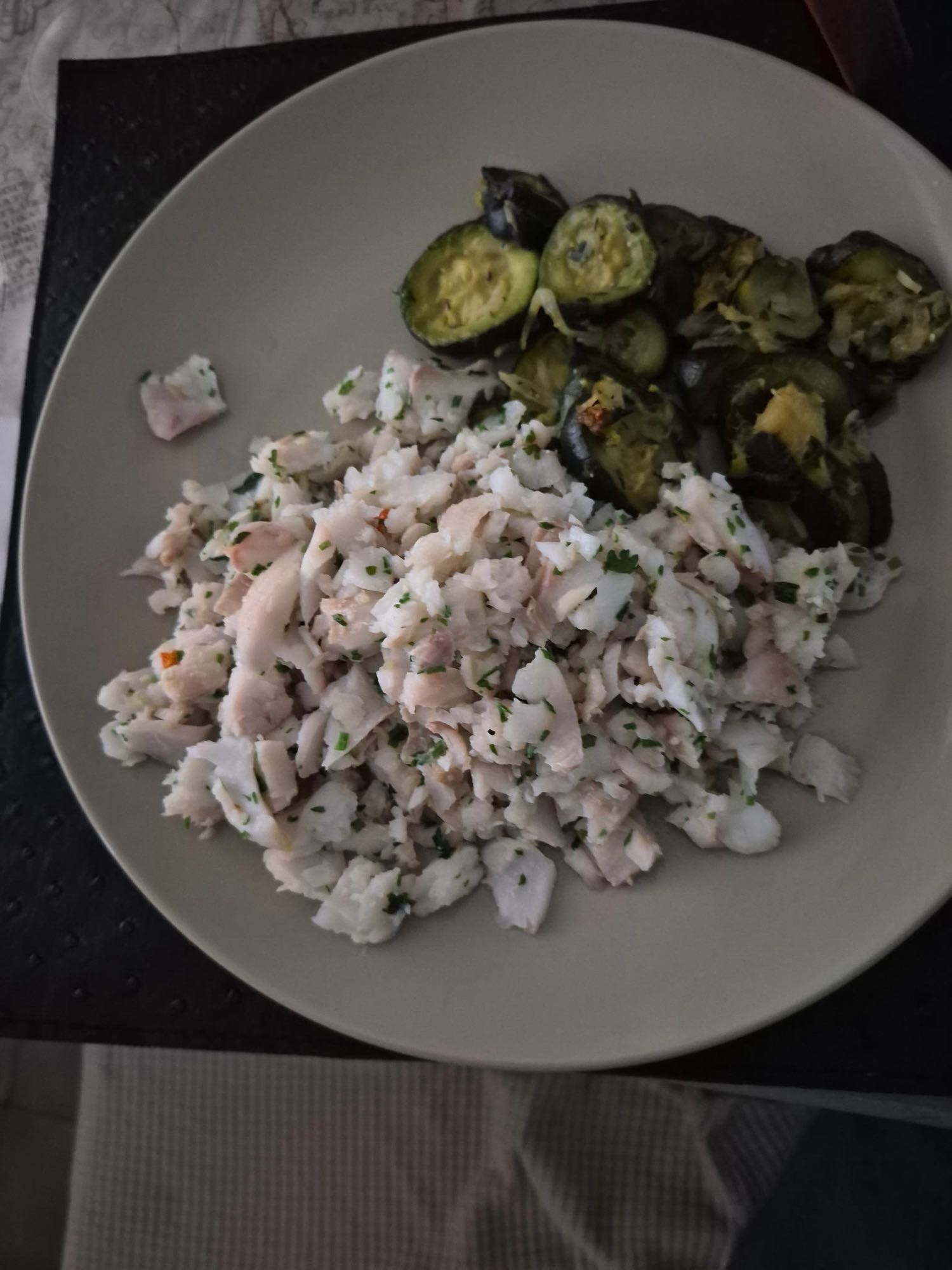 Poisson, courgettes et pain aux céréales