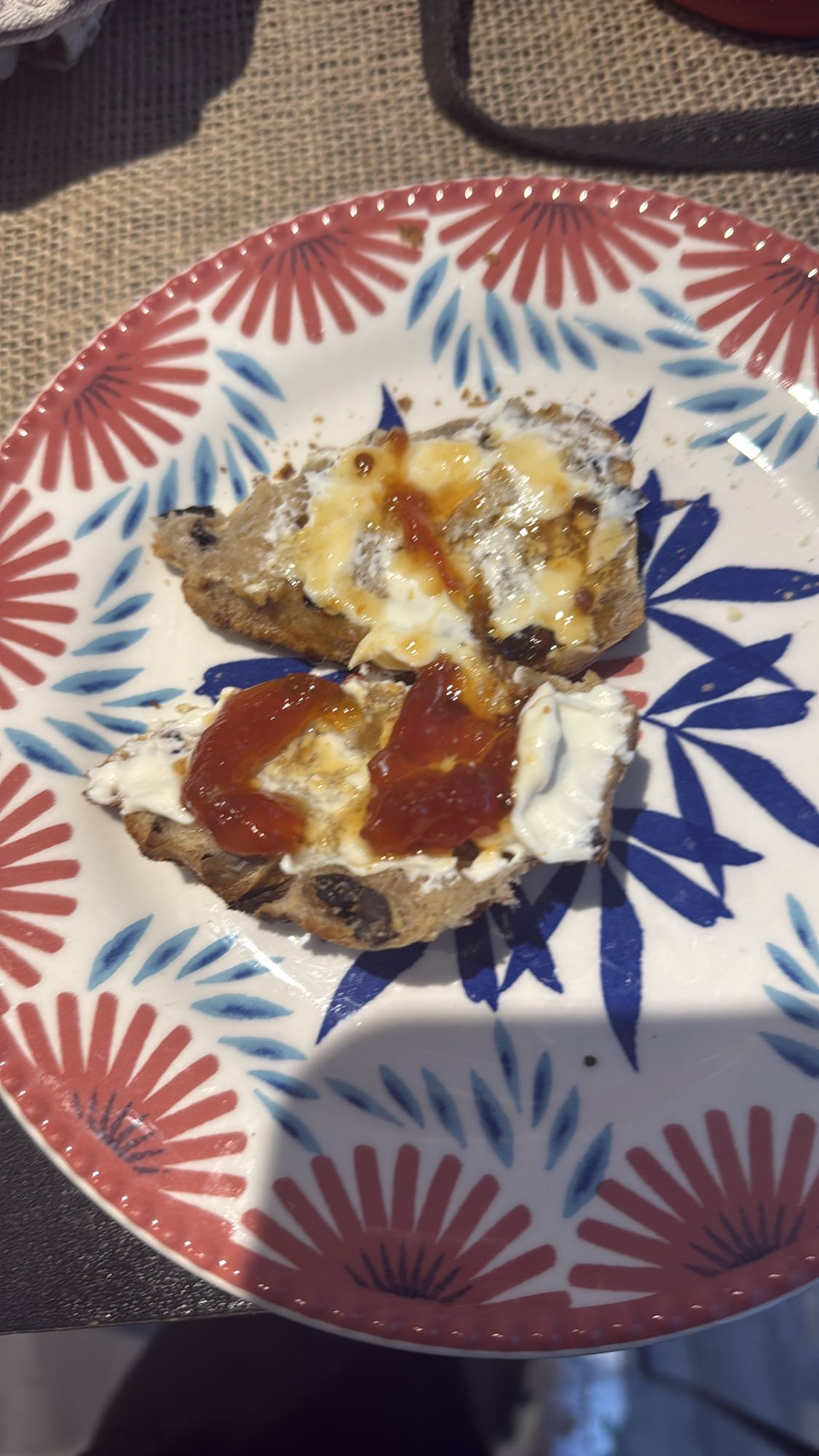 tostadas con queso y mermelada