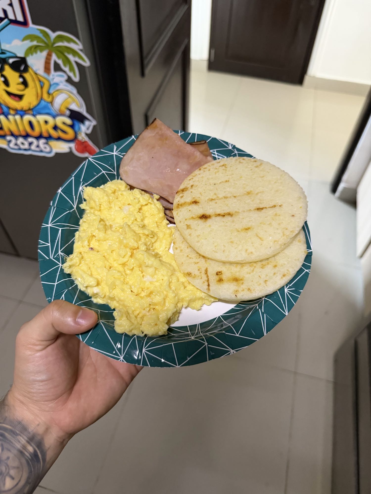 desayuno con arepas, queso, huevos y jamón de pavo